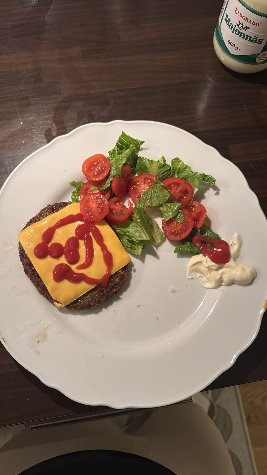 Ostburgare med sallad