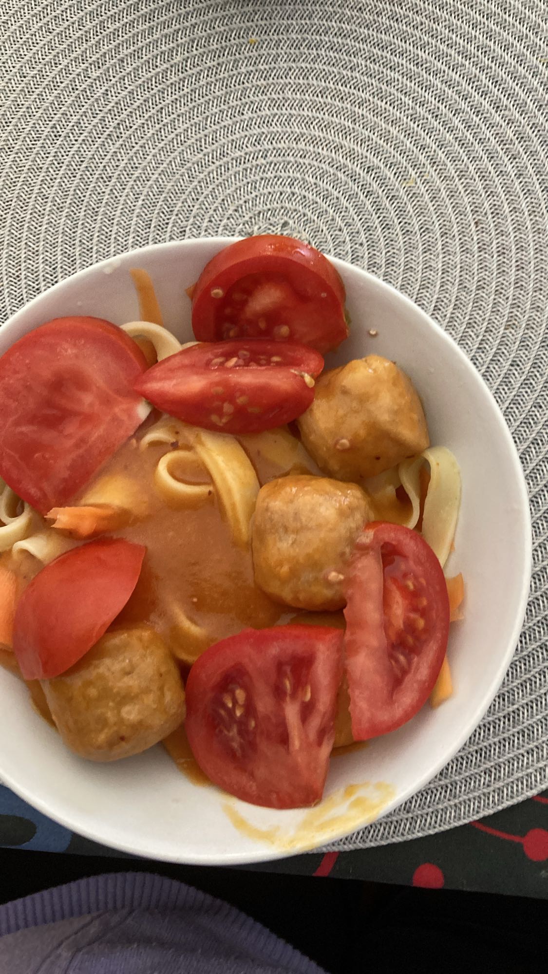 Pasta med tomat och bollar