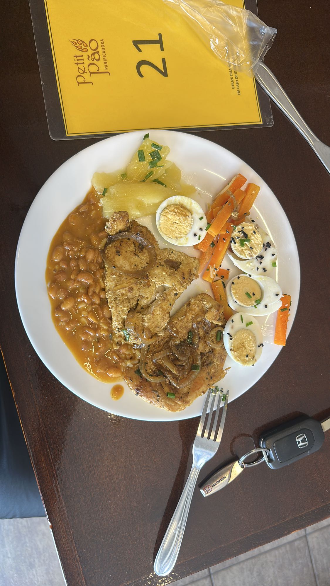 Prato de frango com ovos