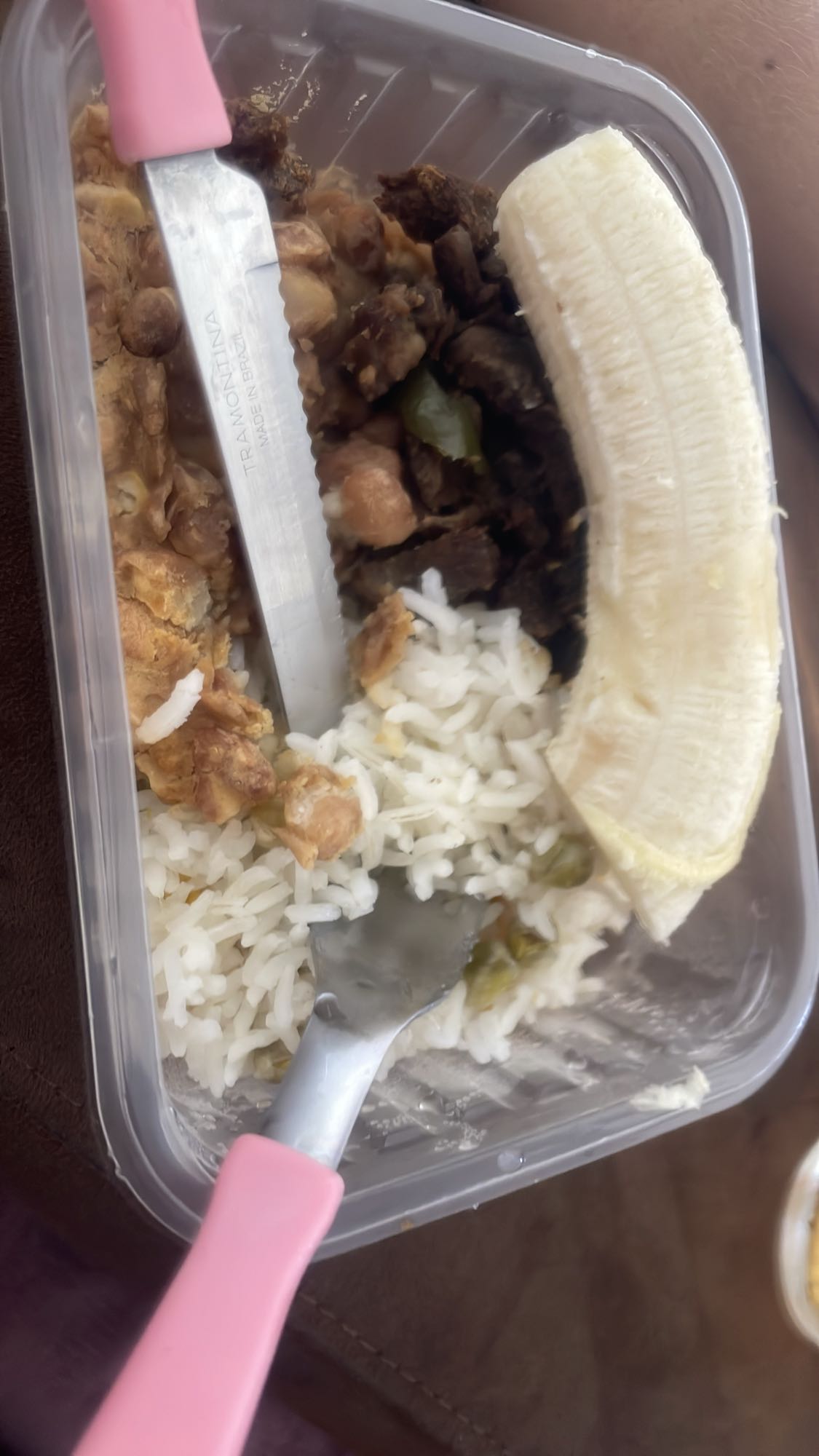 Arroz, carne, ovo e banana