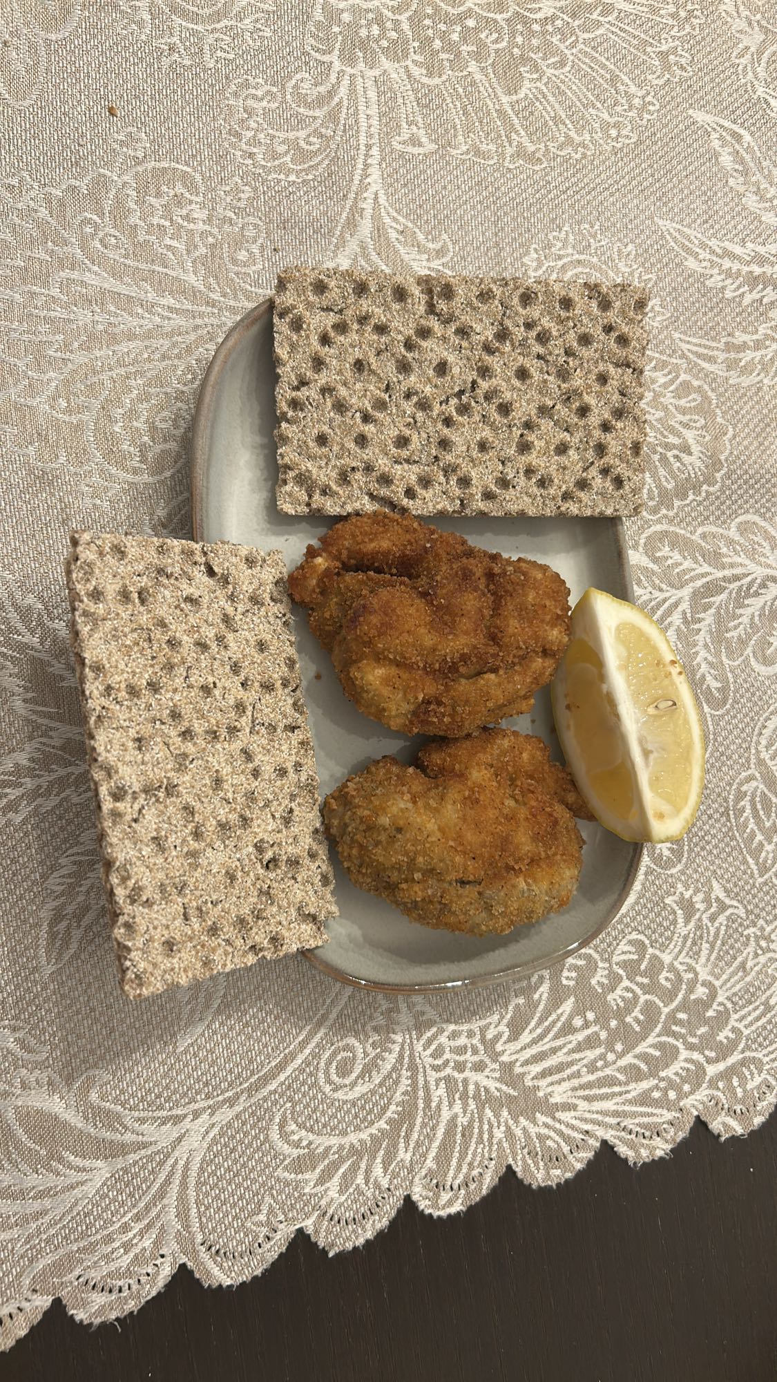 Creier pane cu crackers și lămâie