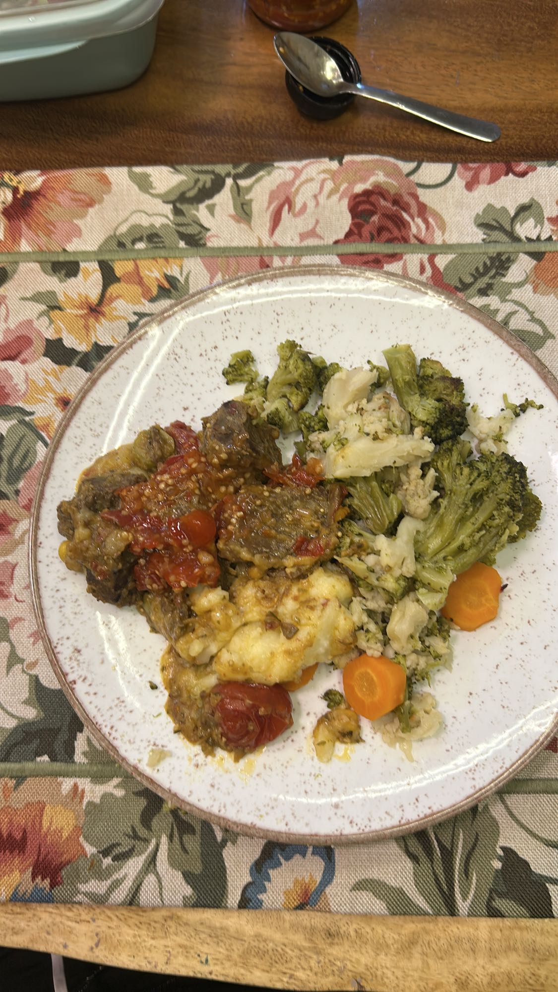 Carne com legumes assados