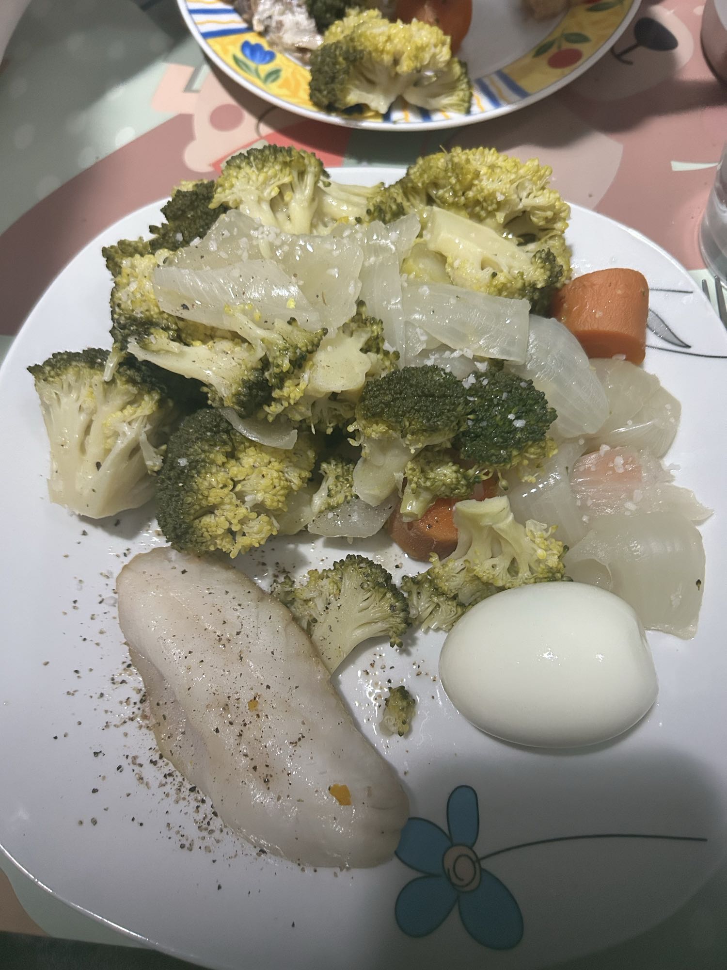 Gallineta con verduras cocidas y huevo