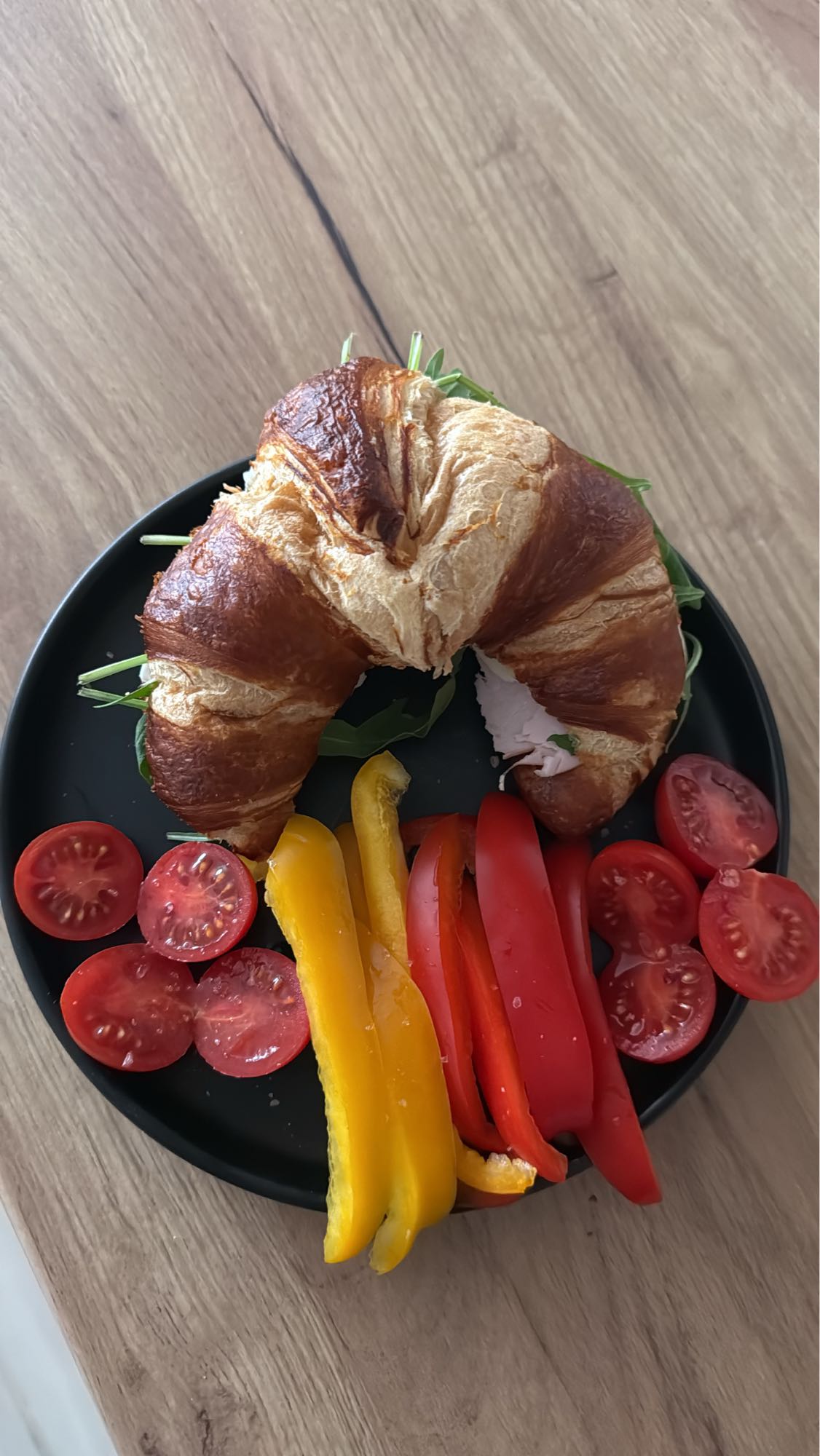 Croissant cu legume și curcan