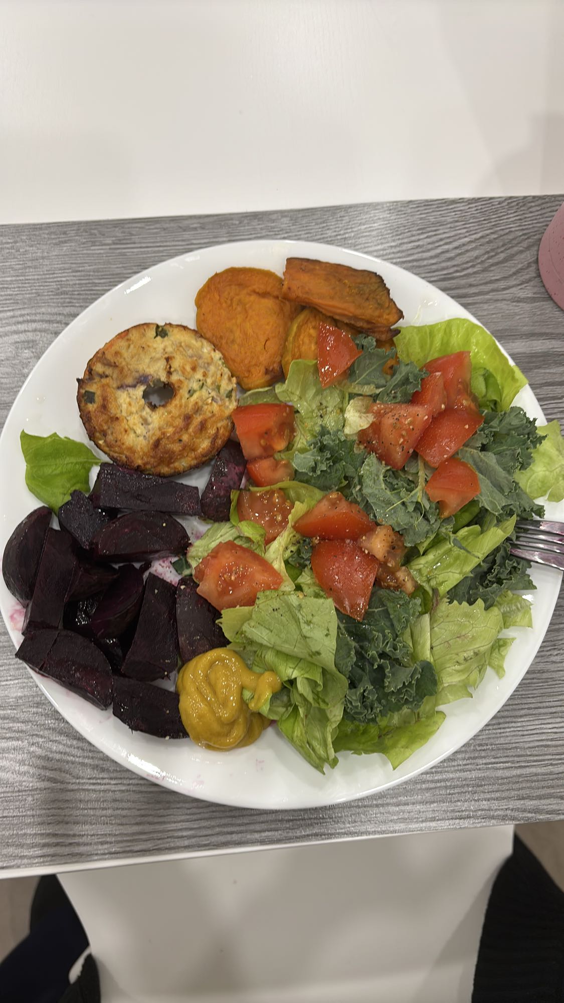 Assiette salade et légumes