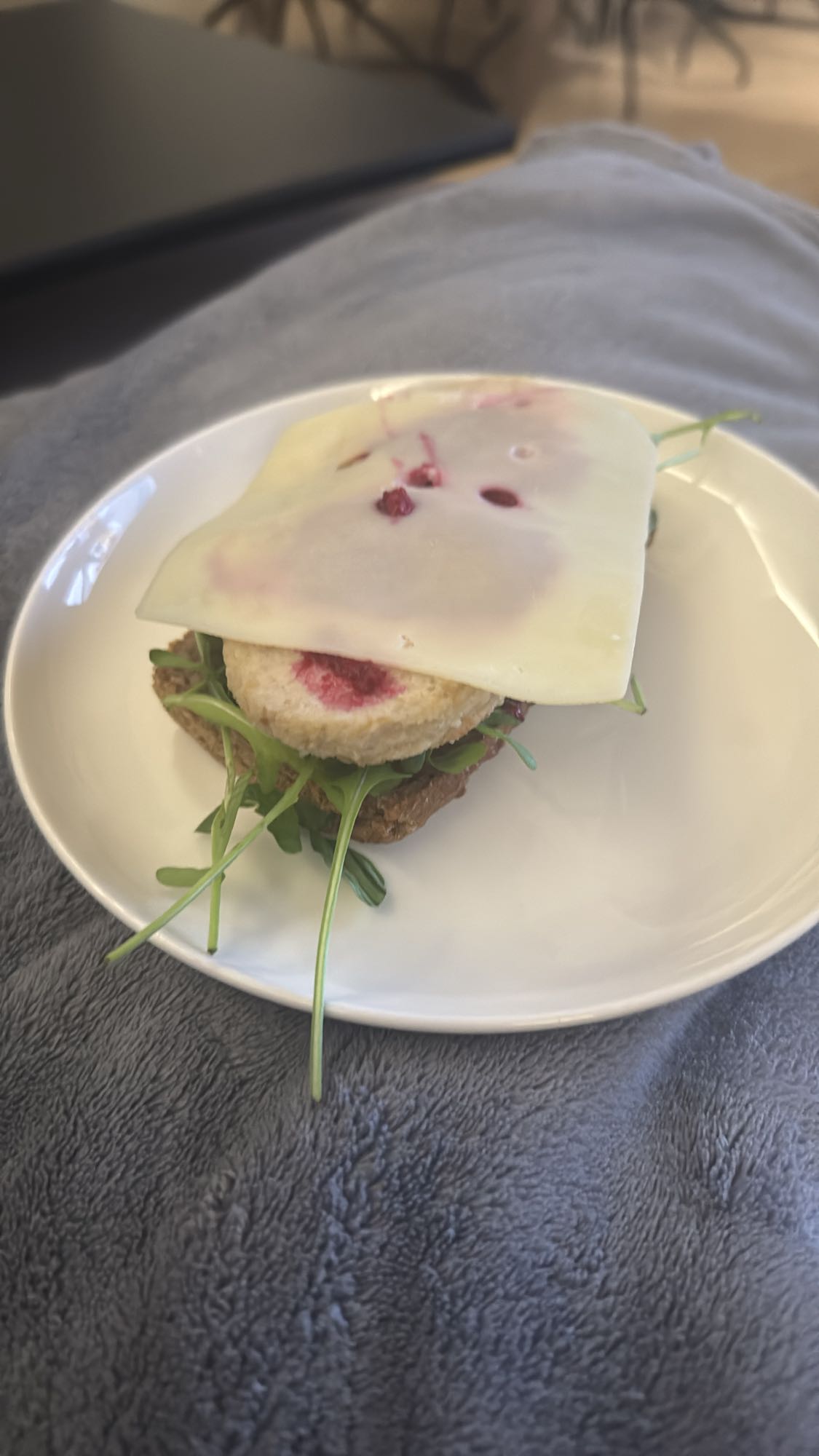 Kanapka z serem i rukolą