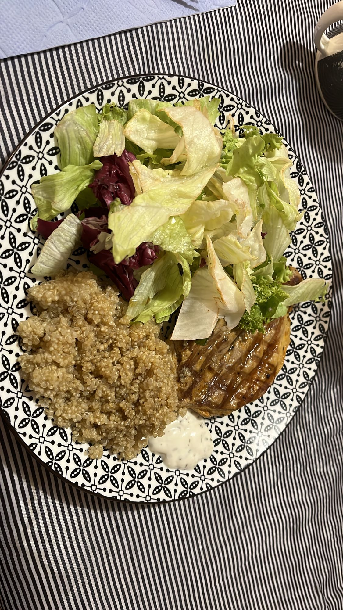 Пилешко с киноа и салата