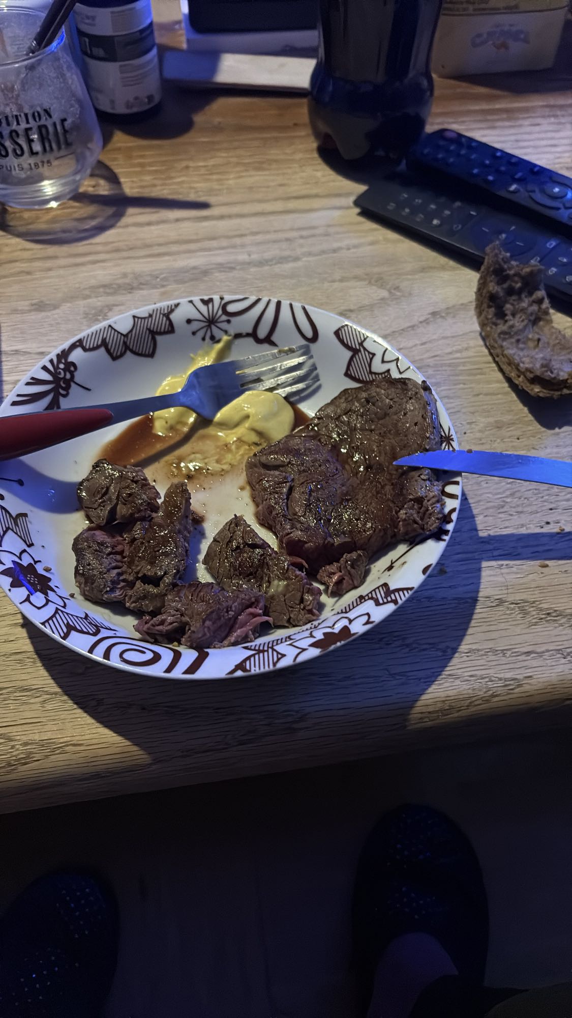 Steak, moutarde et pain