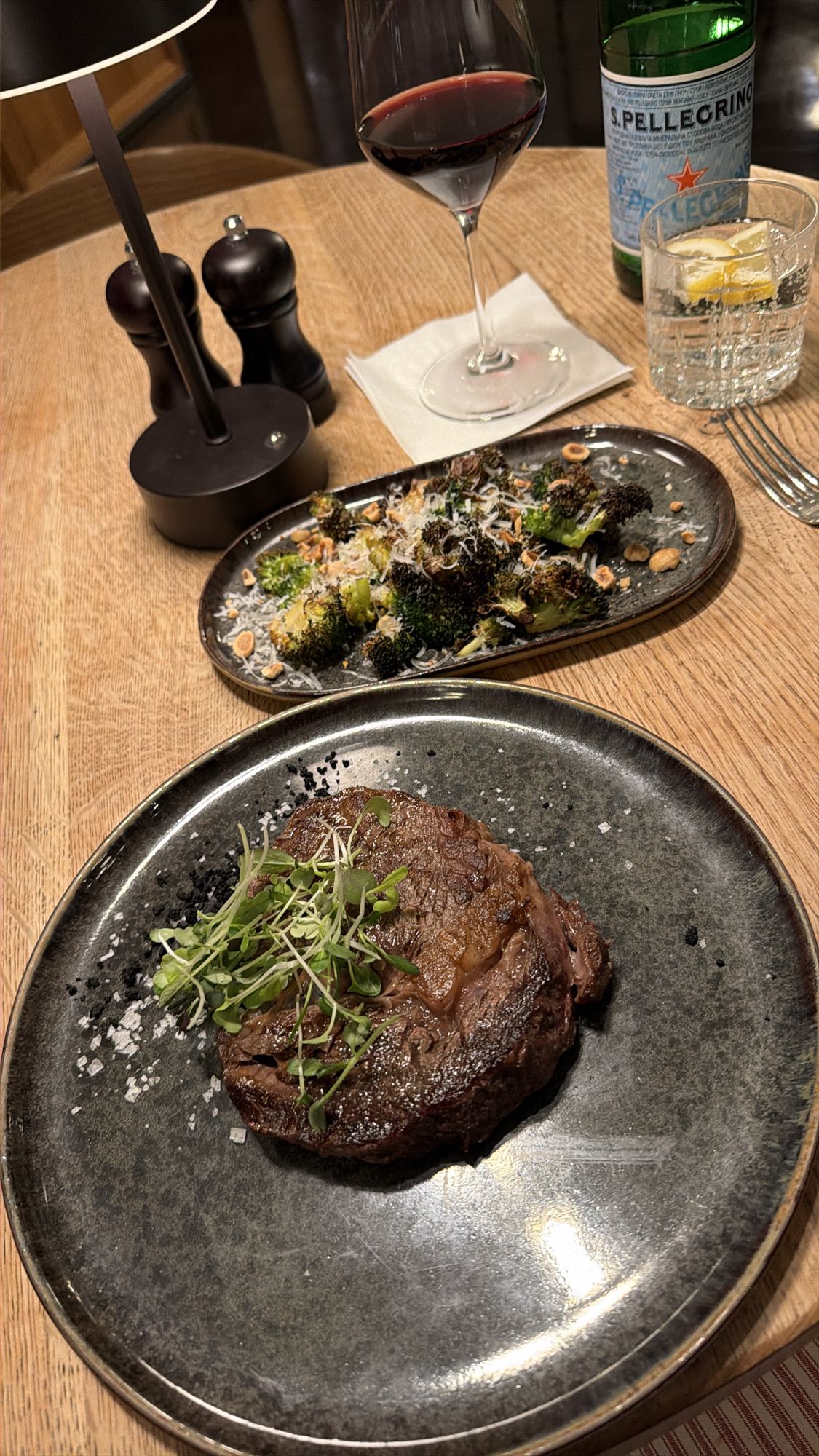 Izgara biftek ve brokoli