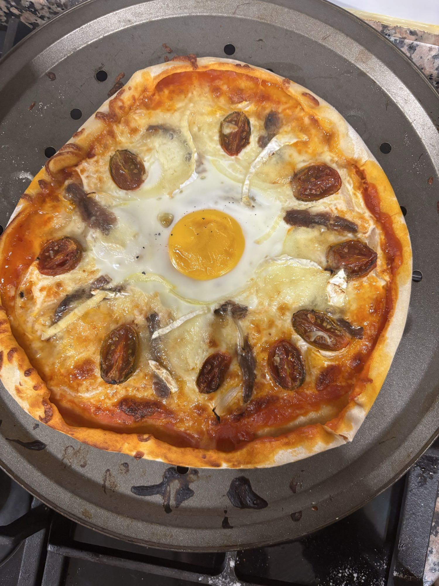 Pizza con huevo y anchoas