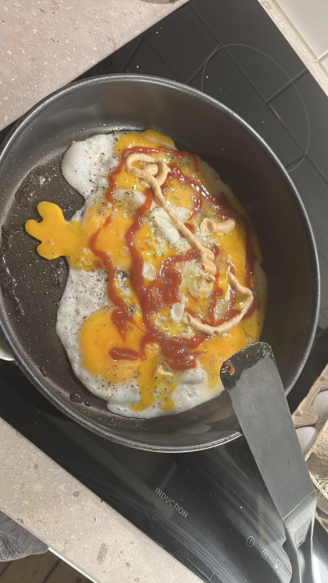 Stekta ägg med ketchup & senap