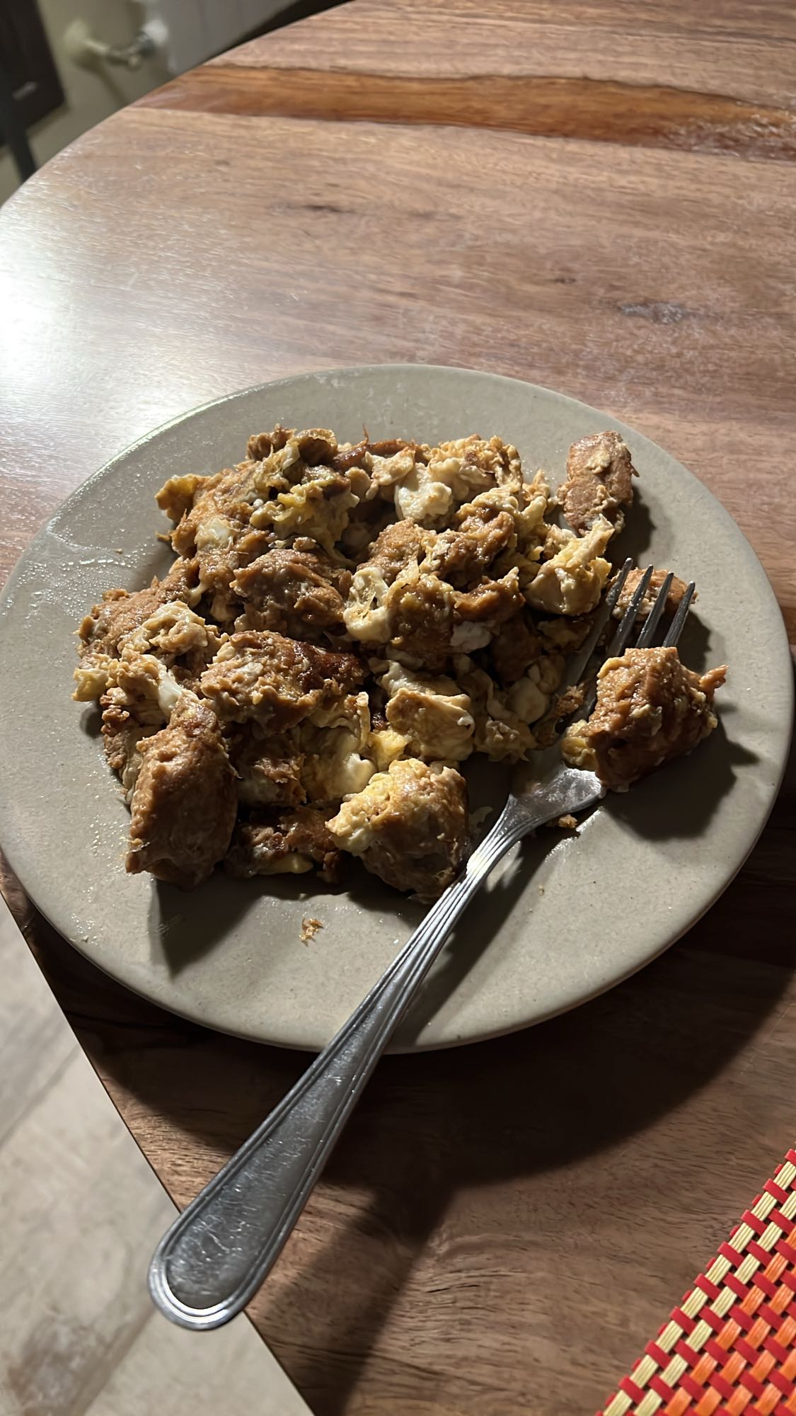 huevos revueltos con salchicha