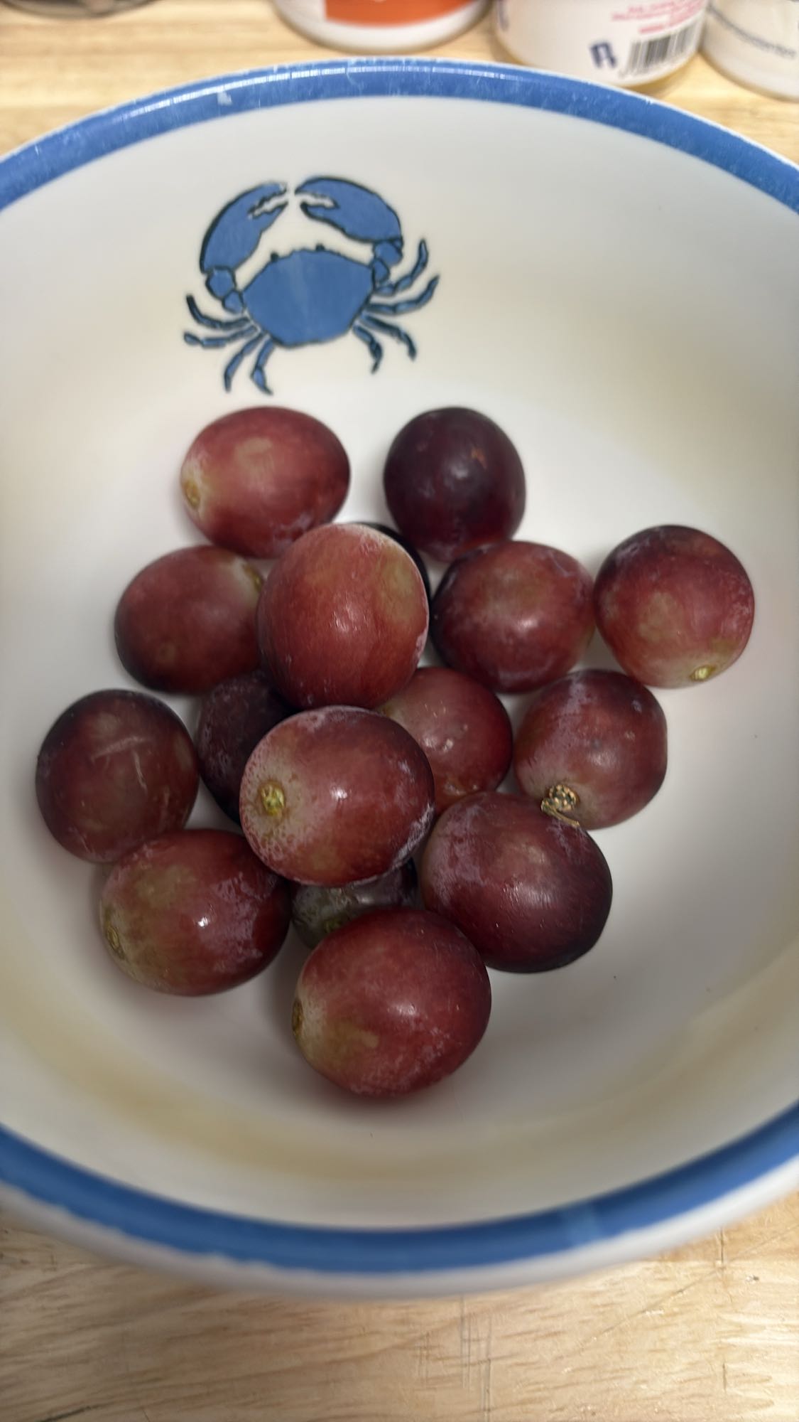 uvas rojas en tazón