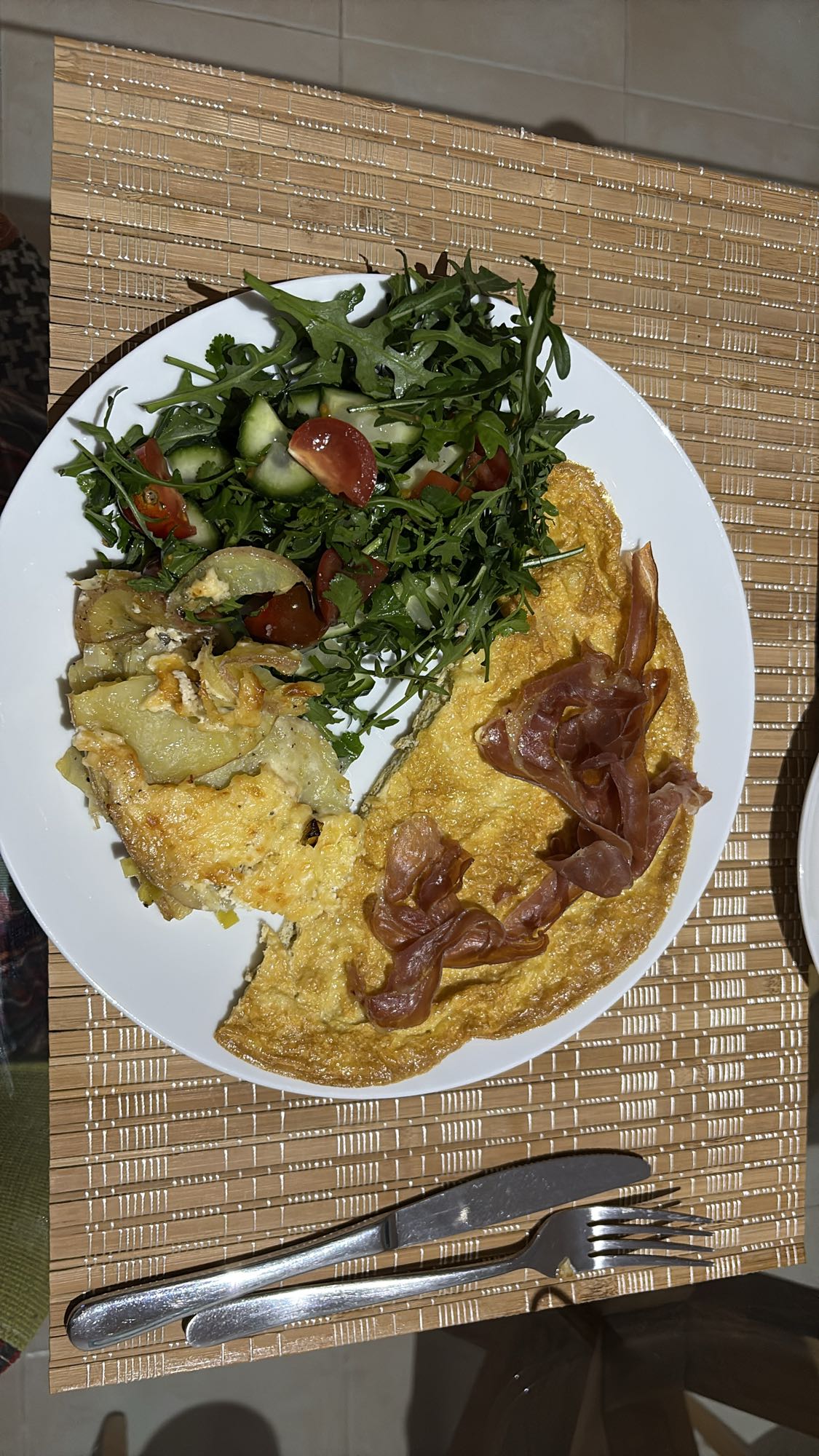 Omelette with salad & bake