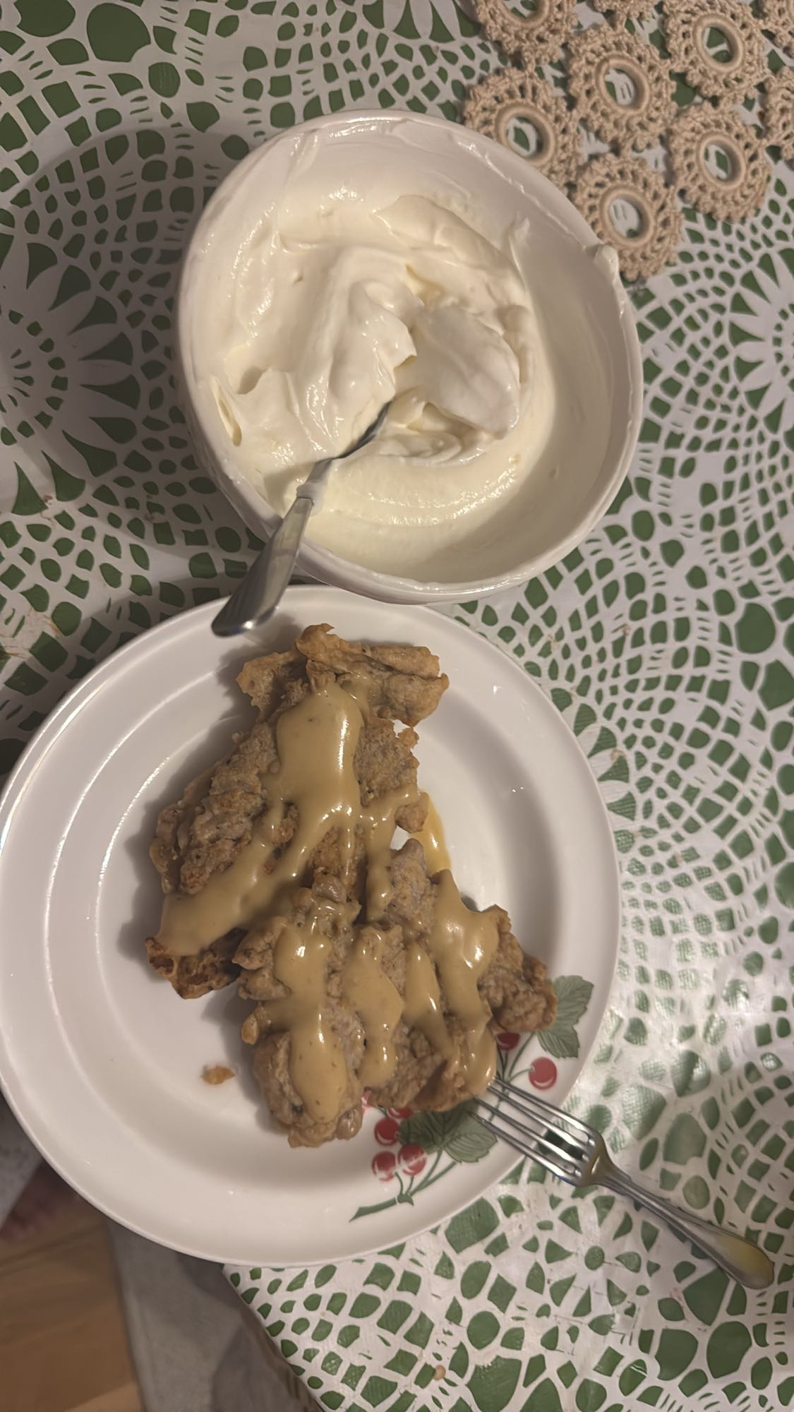 Friterad kyckling med sås och yoghurt