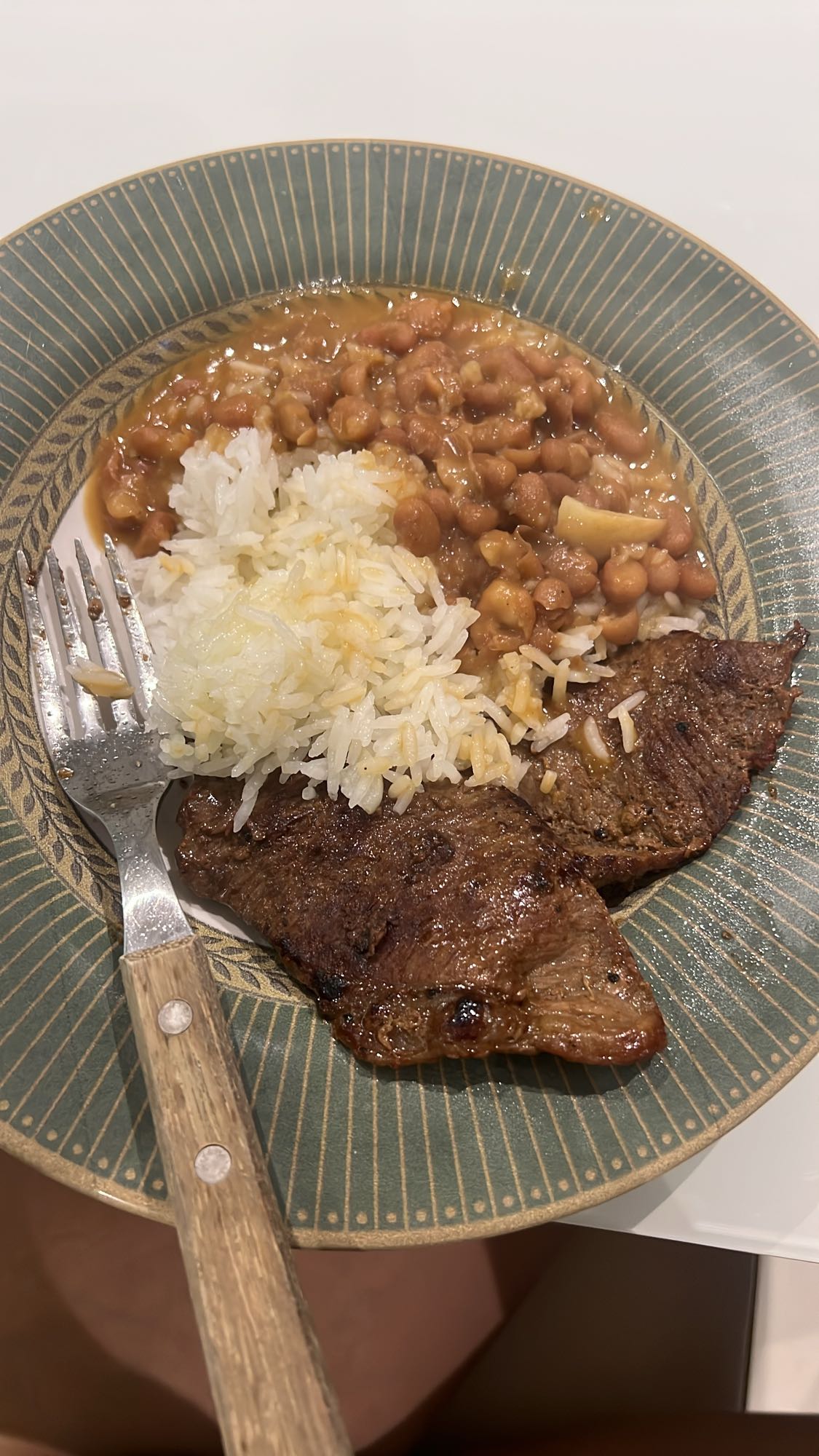 Arroz, feijão e bife