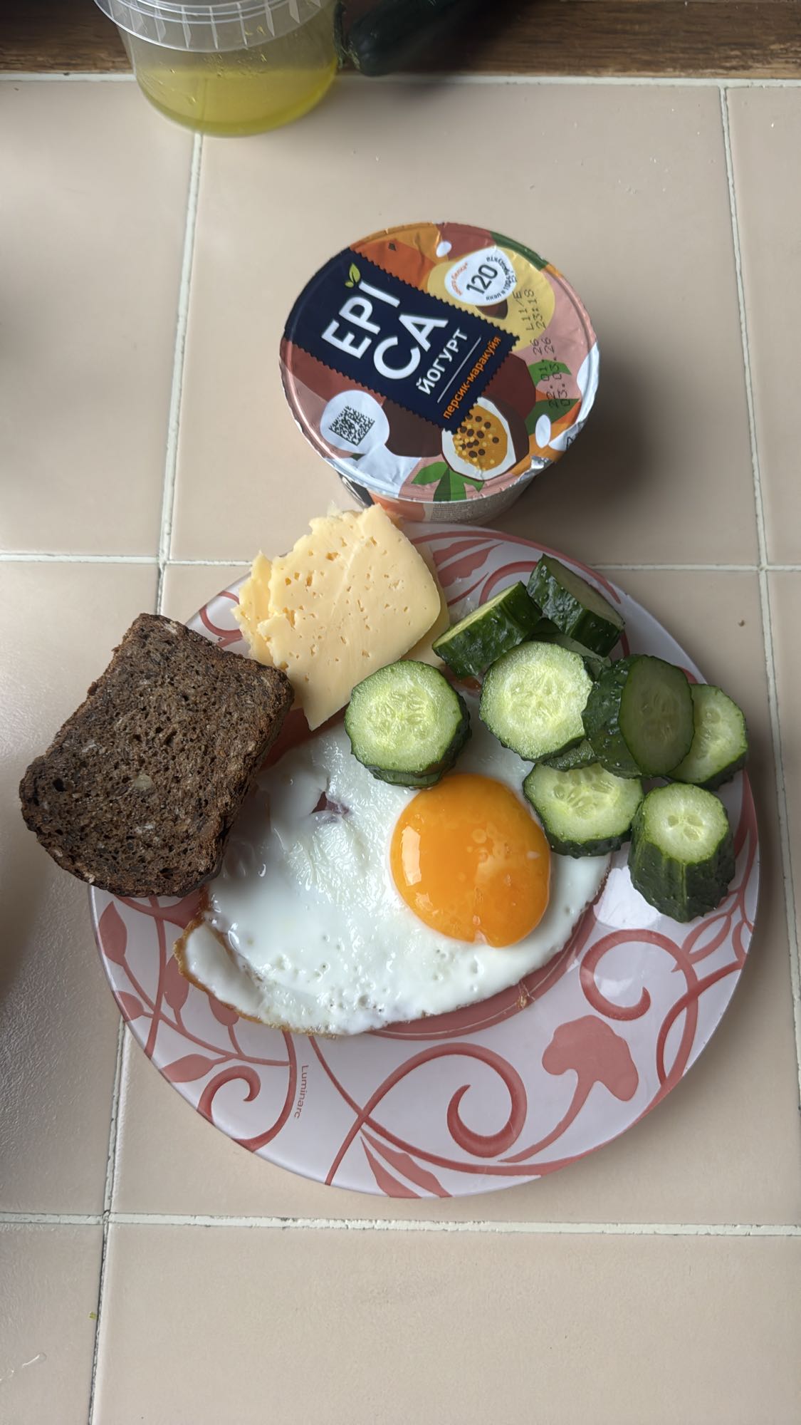 Завтрак с яйцом и йогуртом