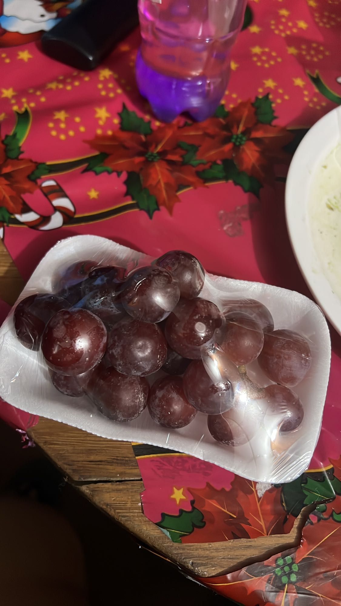 uvas rojas frescas