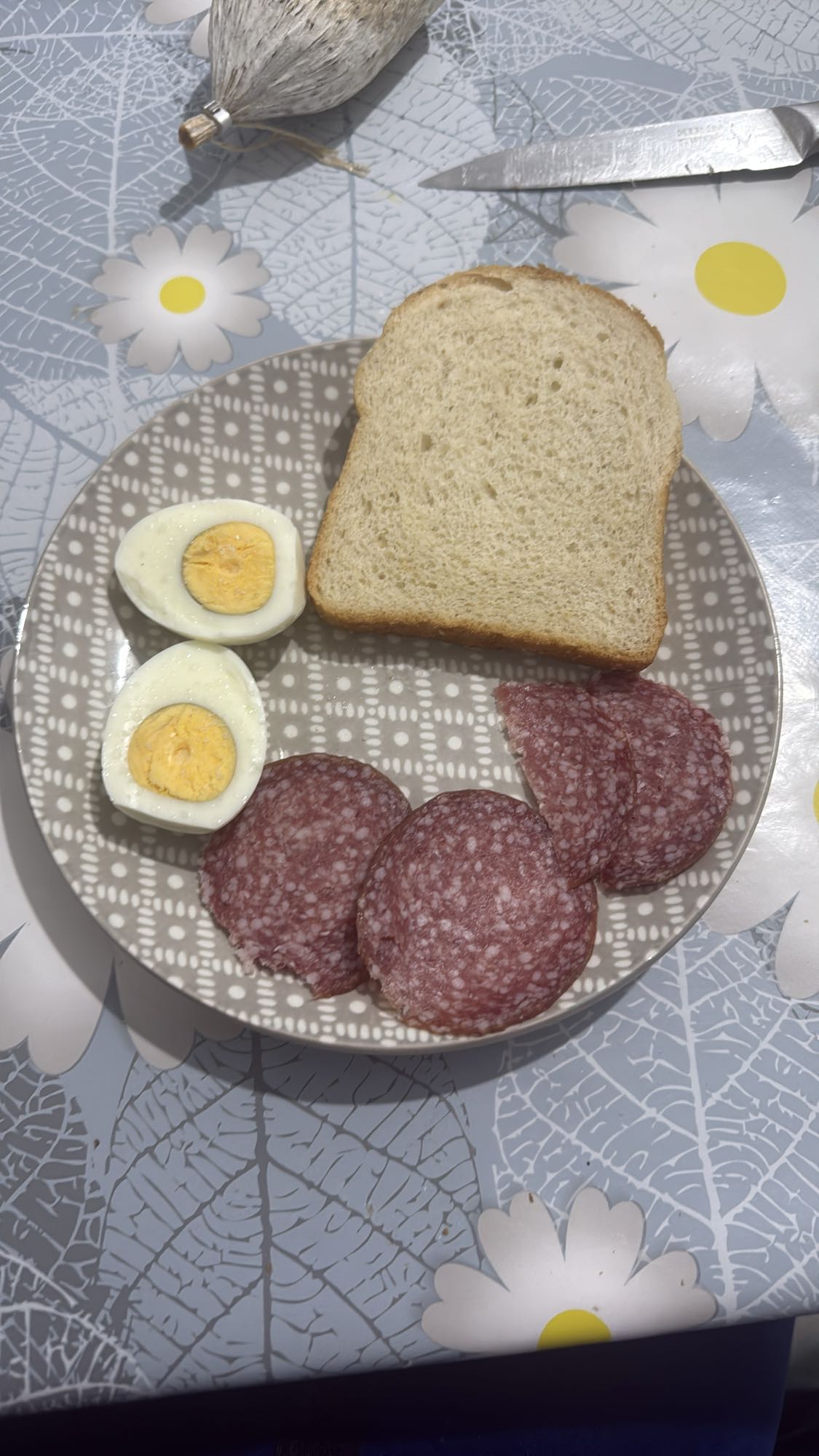 Mic dejun cu salam și ou