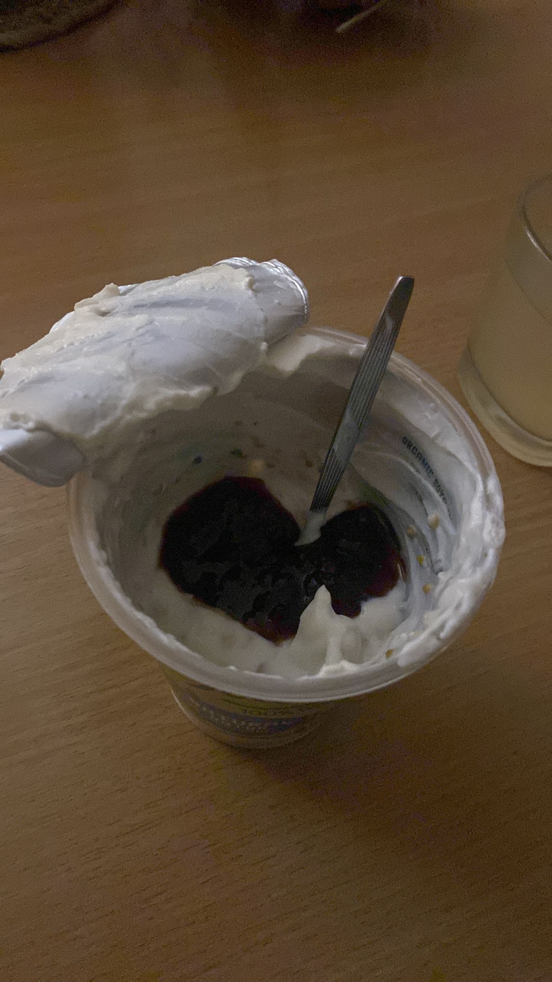 jogurt z owocowym sosem