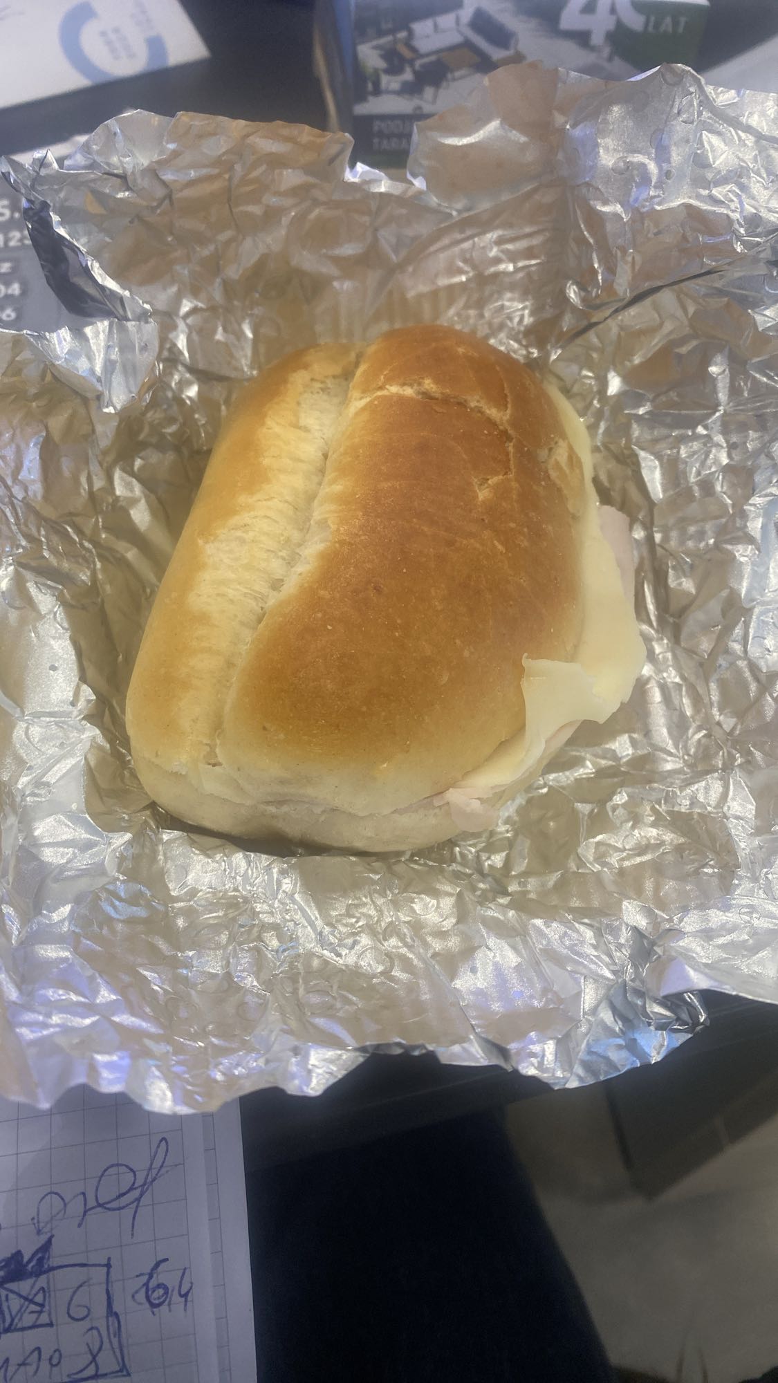 bułka z szynką i serem