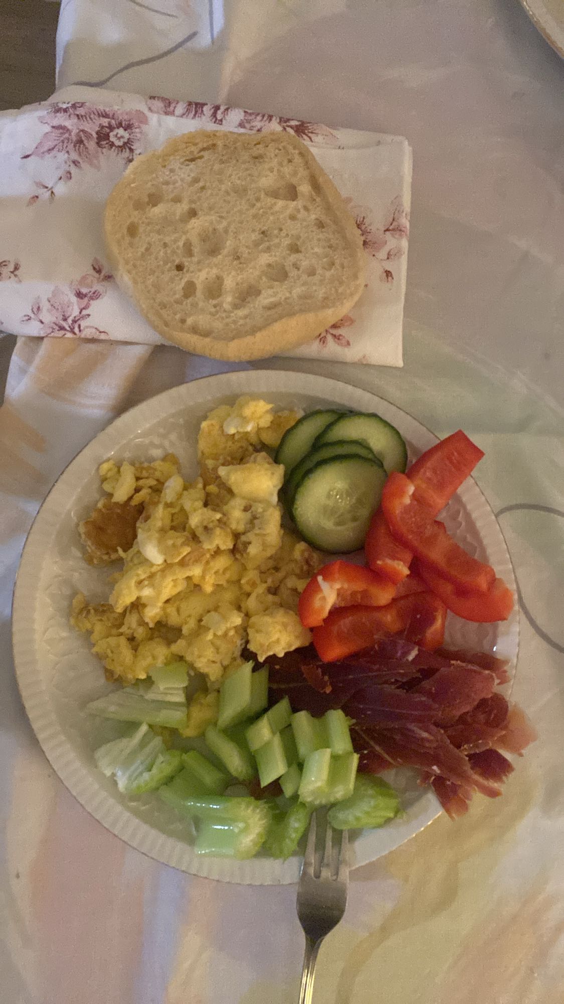 Mic dejun cu ouă și legume