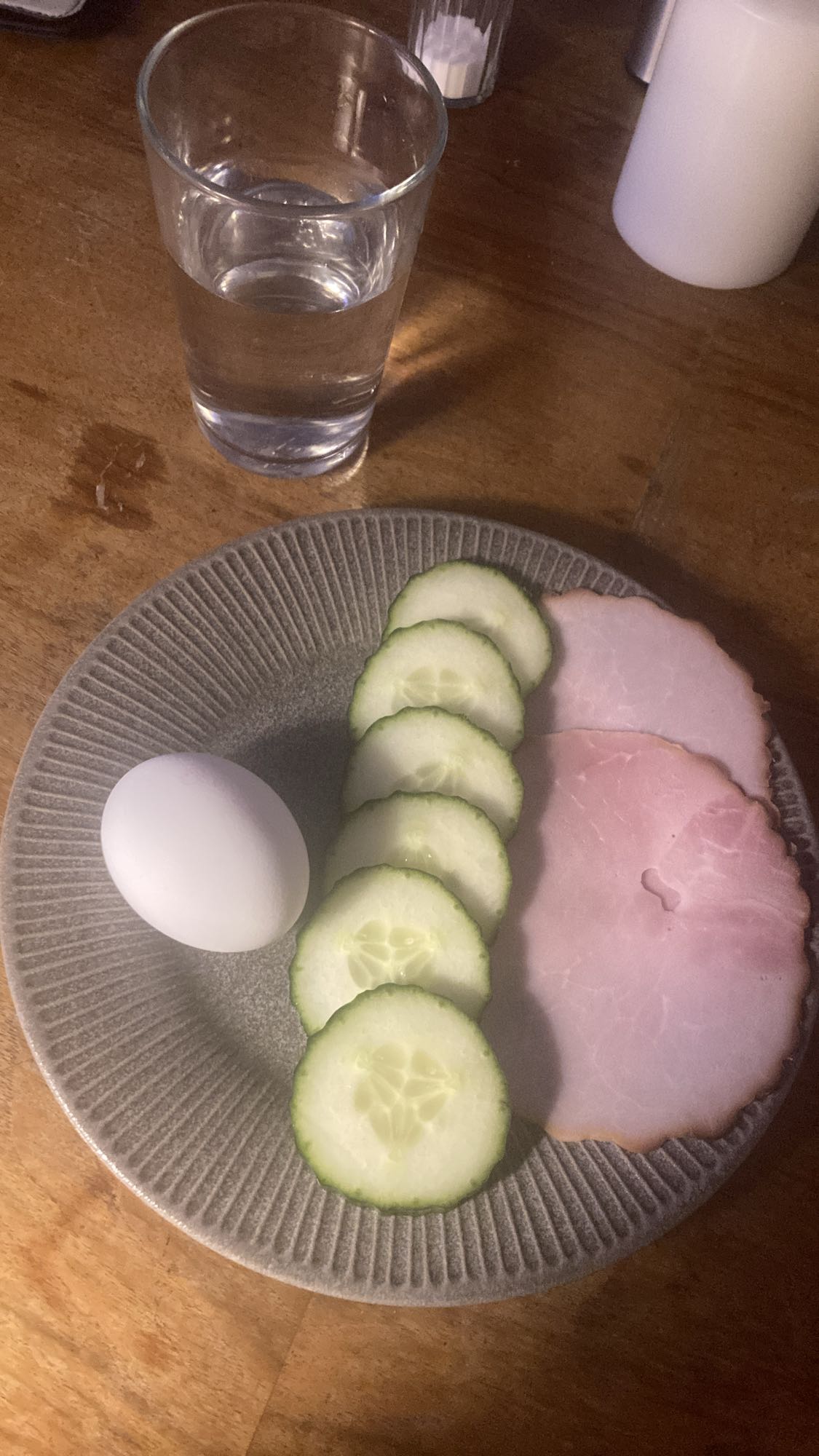 Ägg, skinka & gurka tallrik