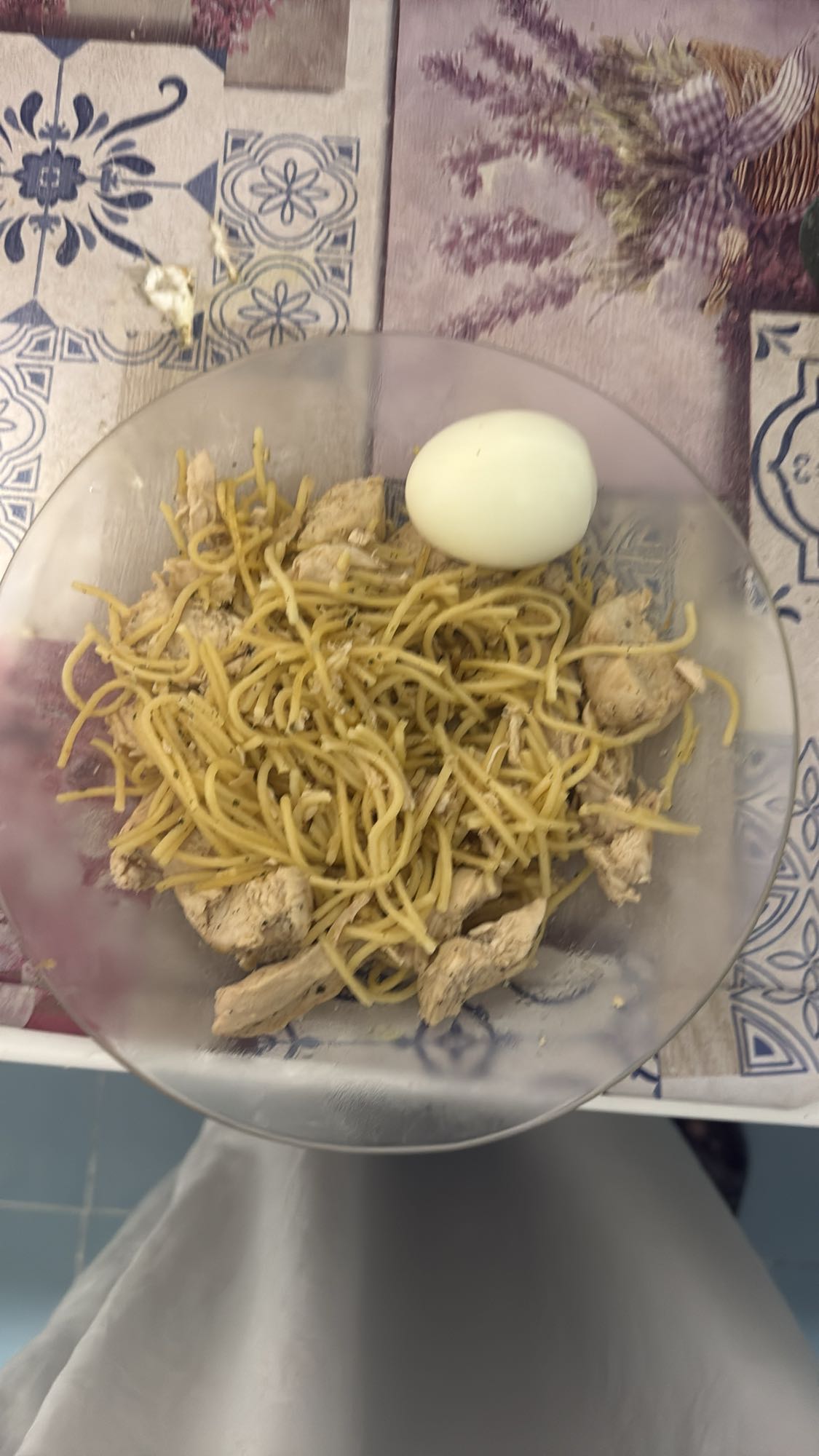 Pollo con fideos y huevo