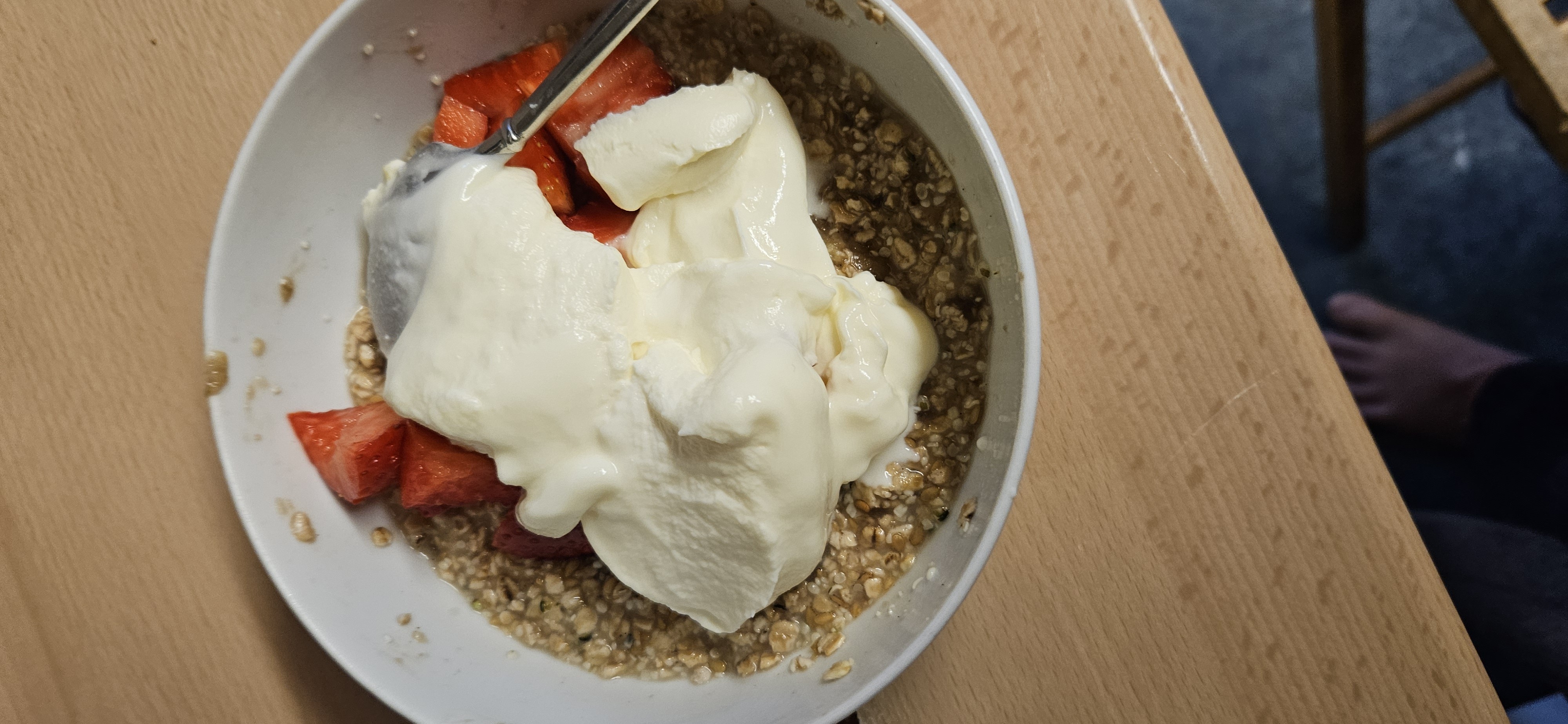 Oats with yogurt and berries