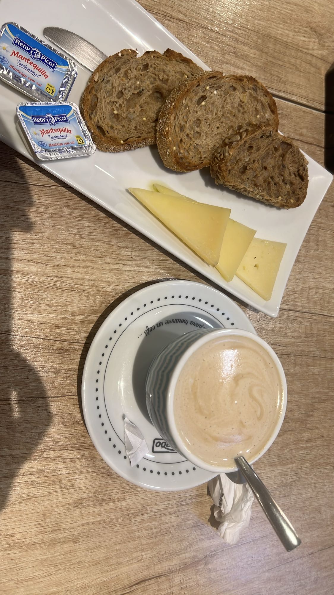 Desayuno pan, queso y café