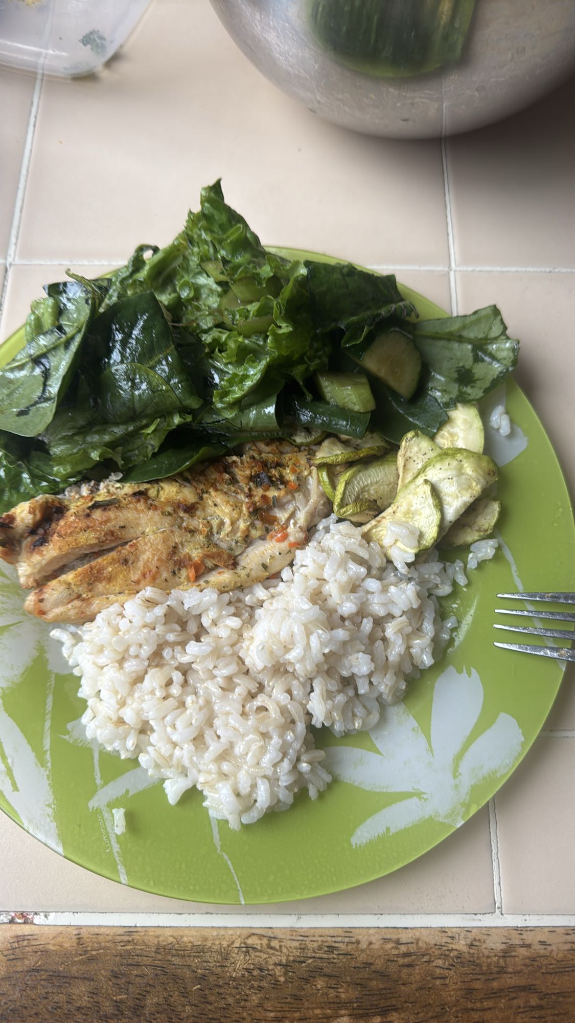 Курица с рисом и салатом