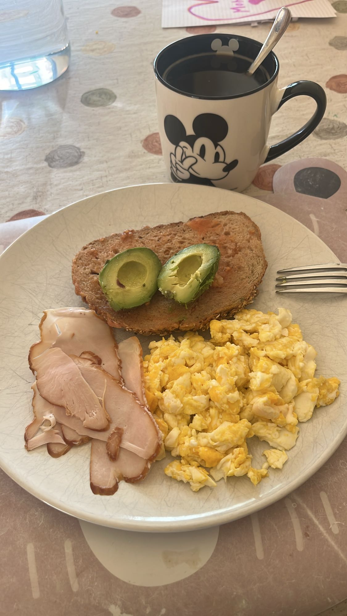 Desayuno con centeno, huevo y aguacate