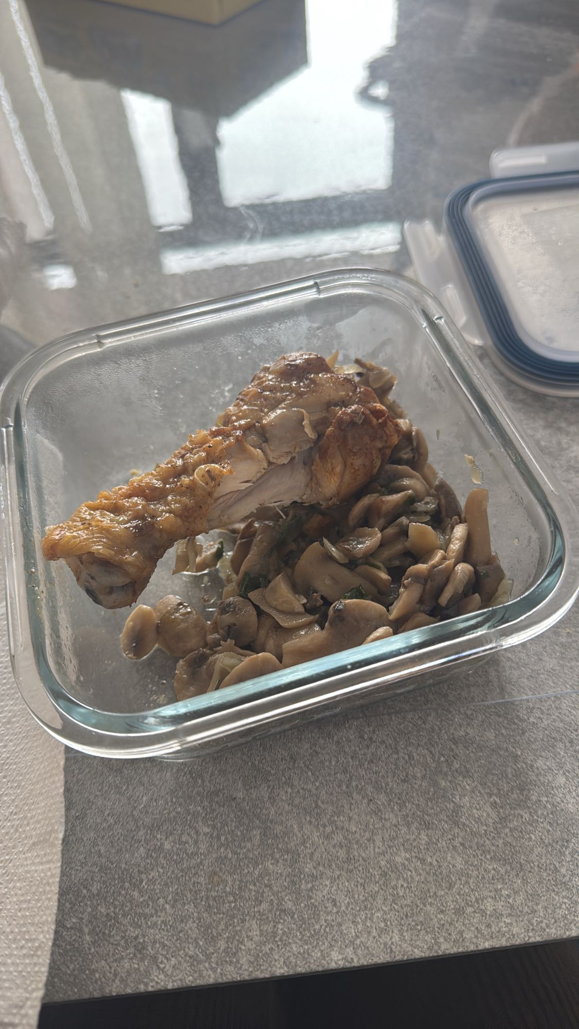 Pui cu ciuperci la tigaie