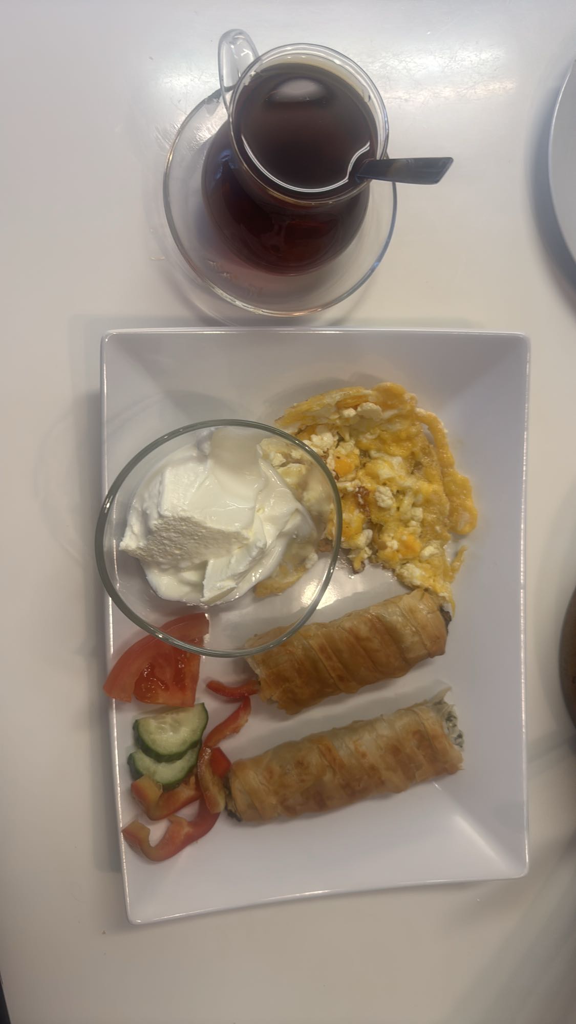 Frukosttallrik med te