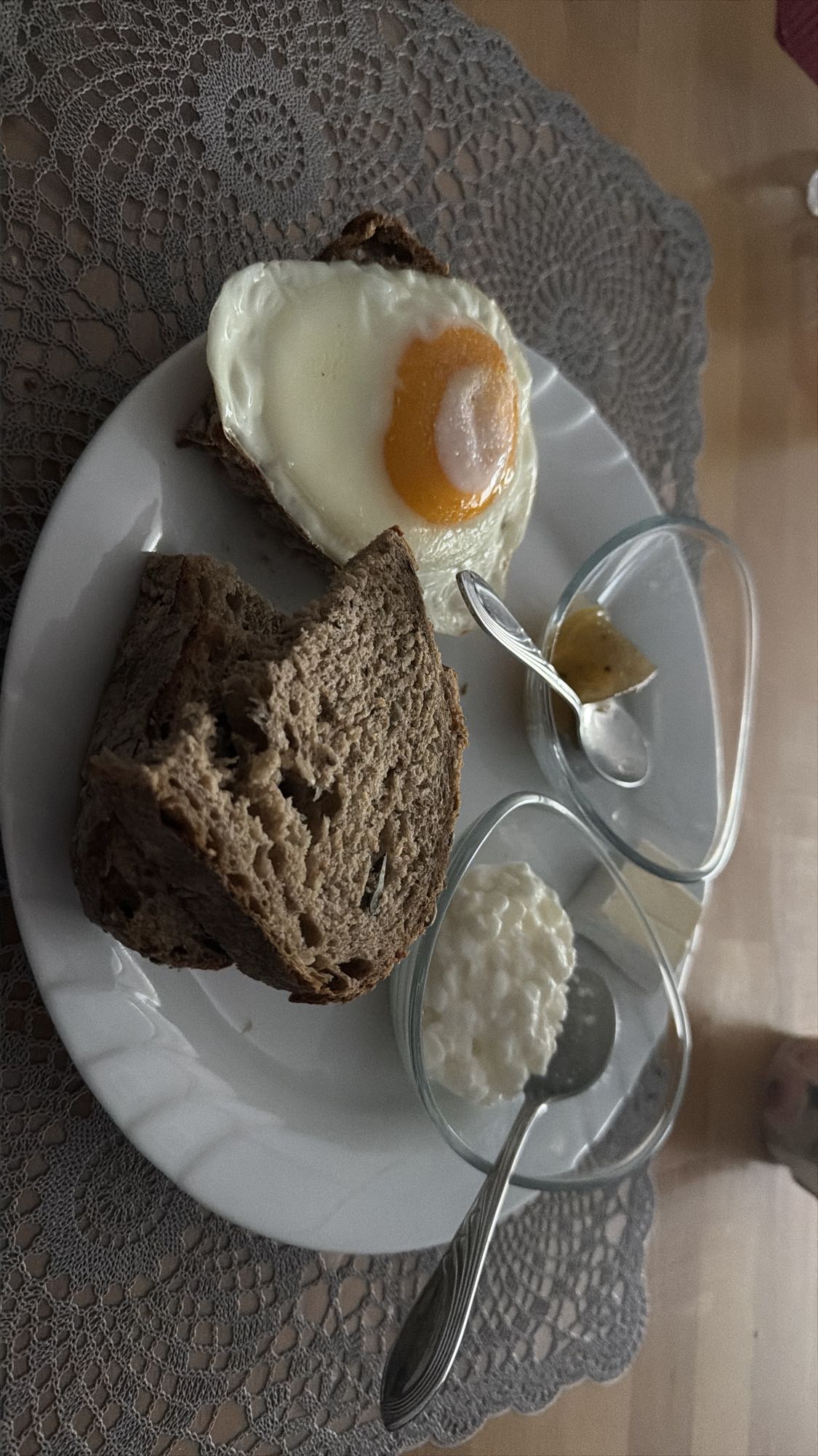Brot, Ei & Hüttenkäse Frühstück