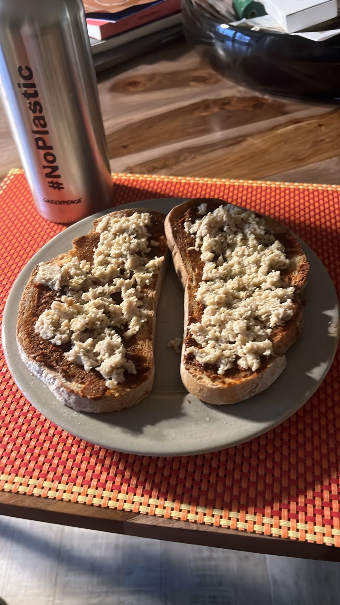 Tostadas con queso vegano