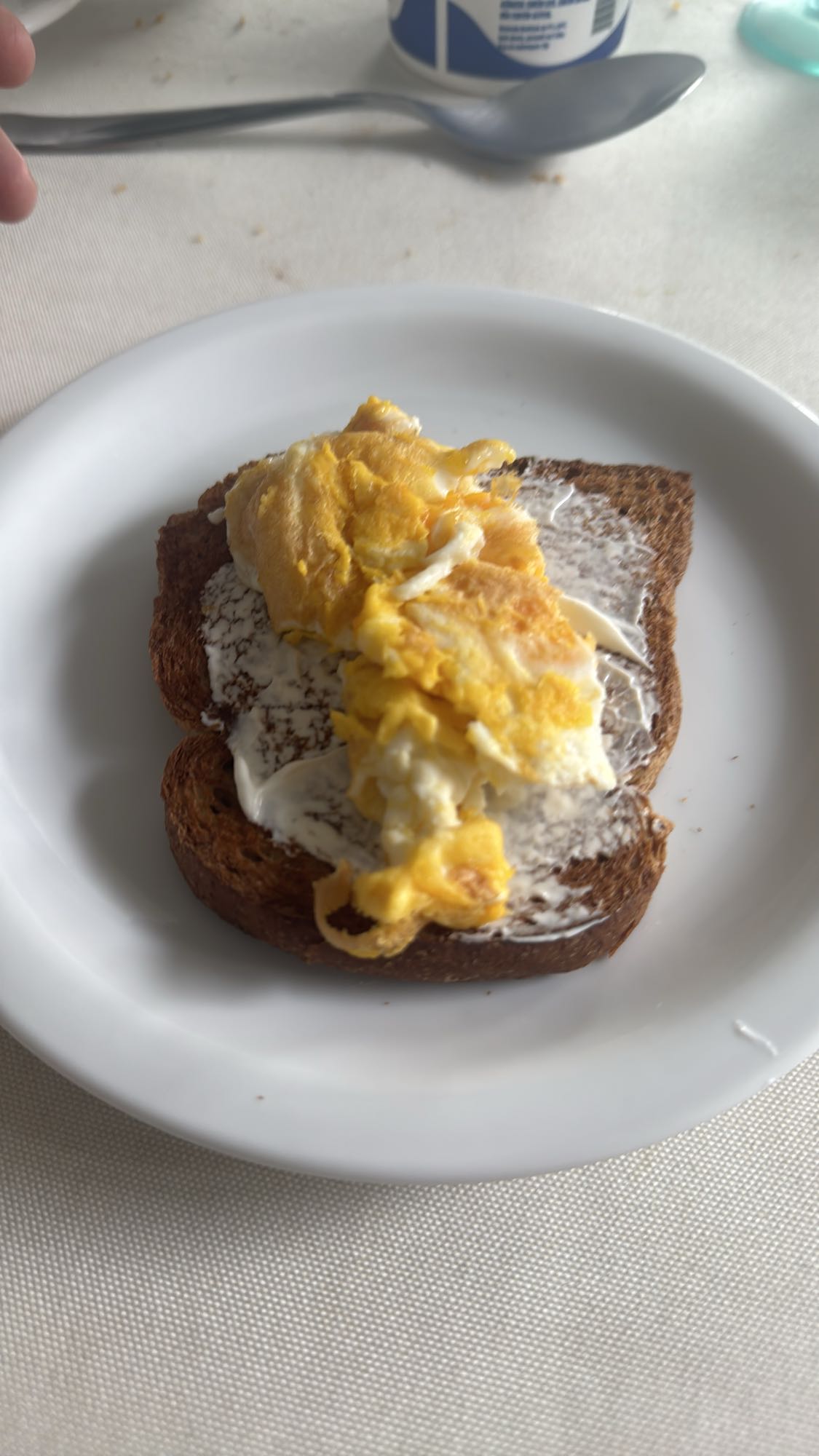 Torrada com ovo e creme