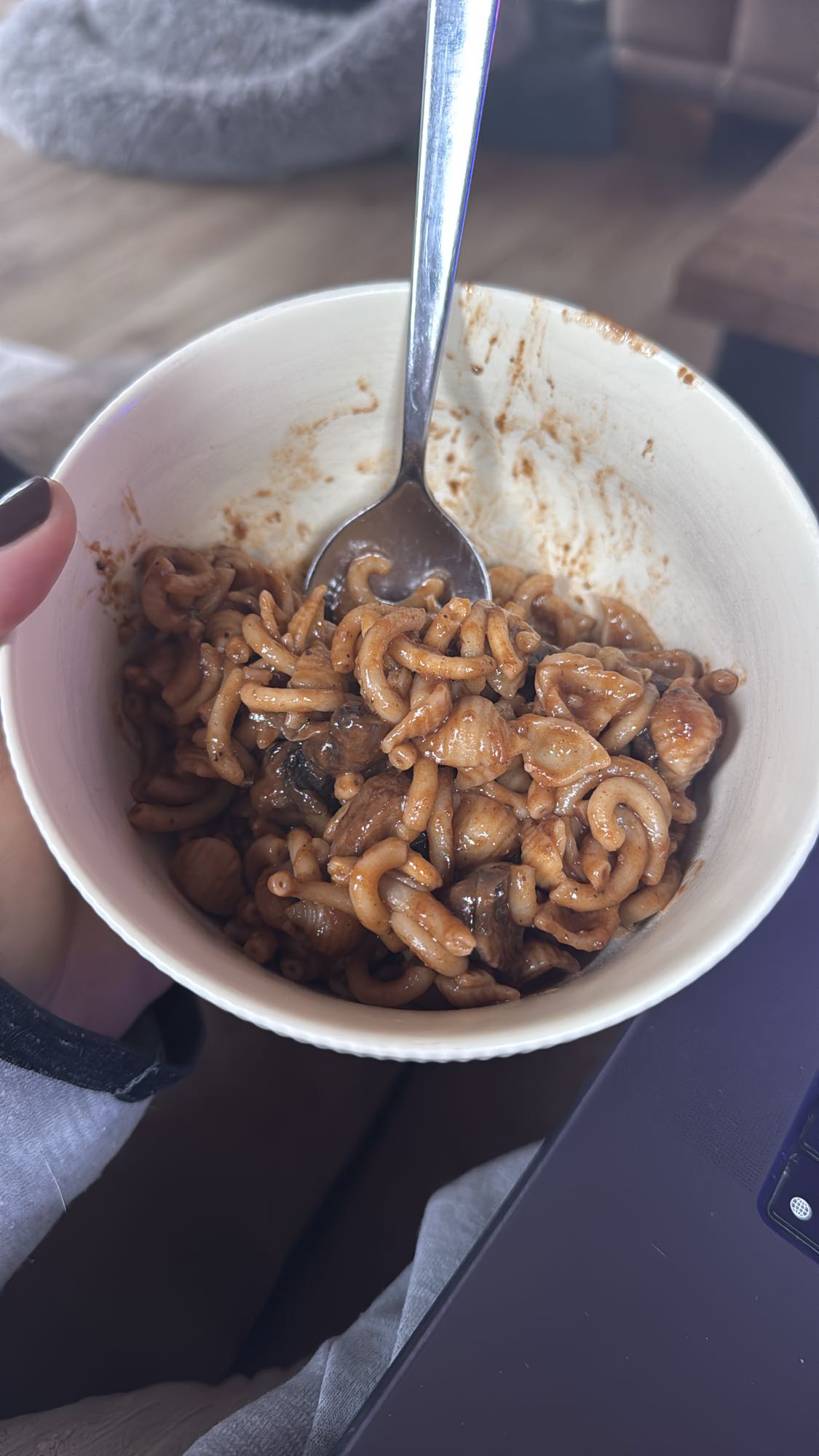 Makarna ve mantar soslu kase