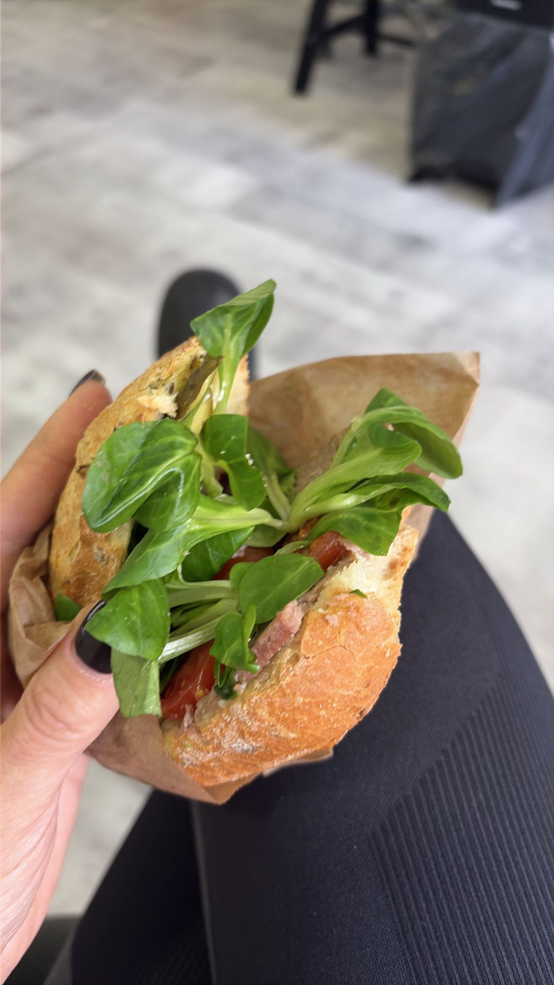 Kanapka z salami i rukolą