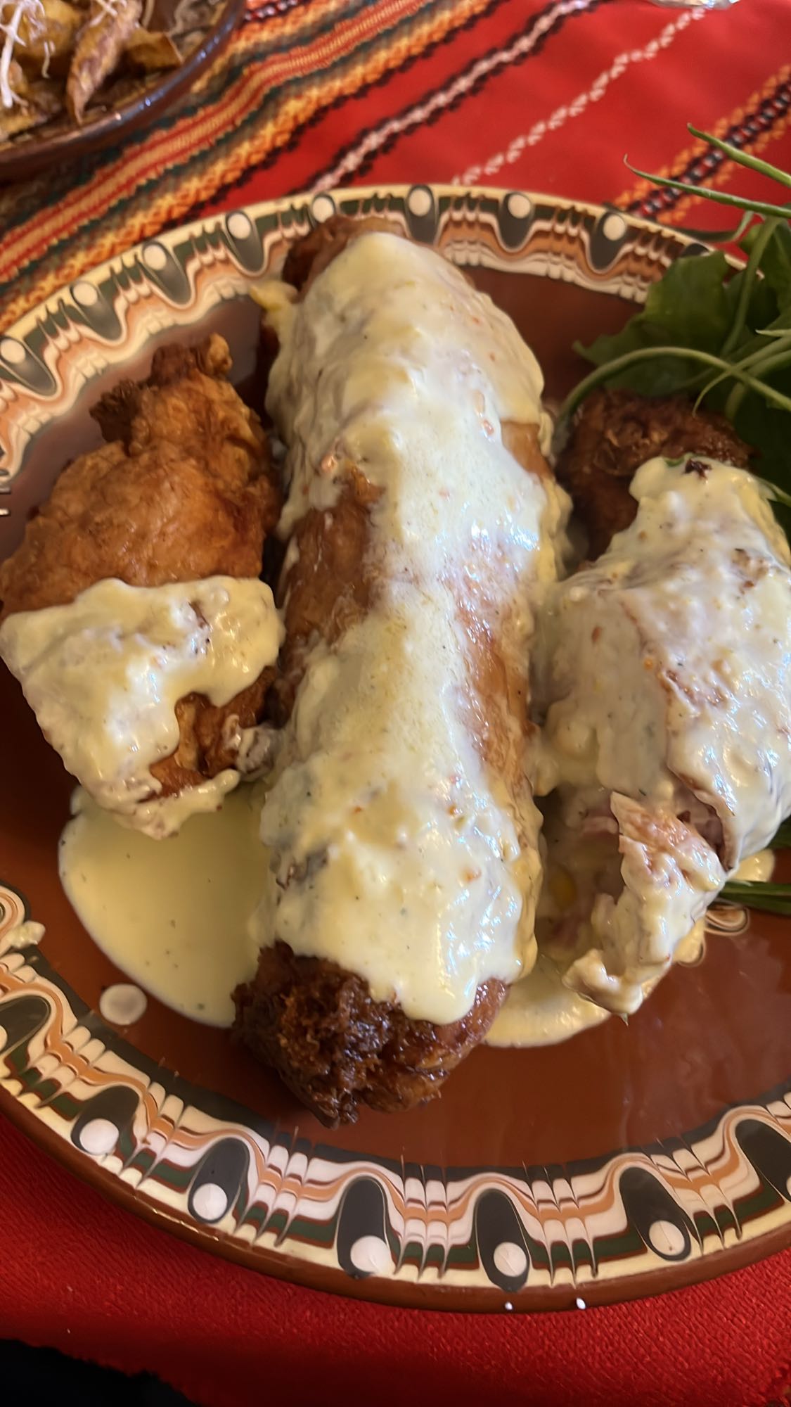 Панирано пиле със сос