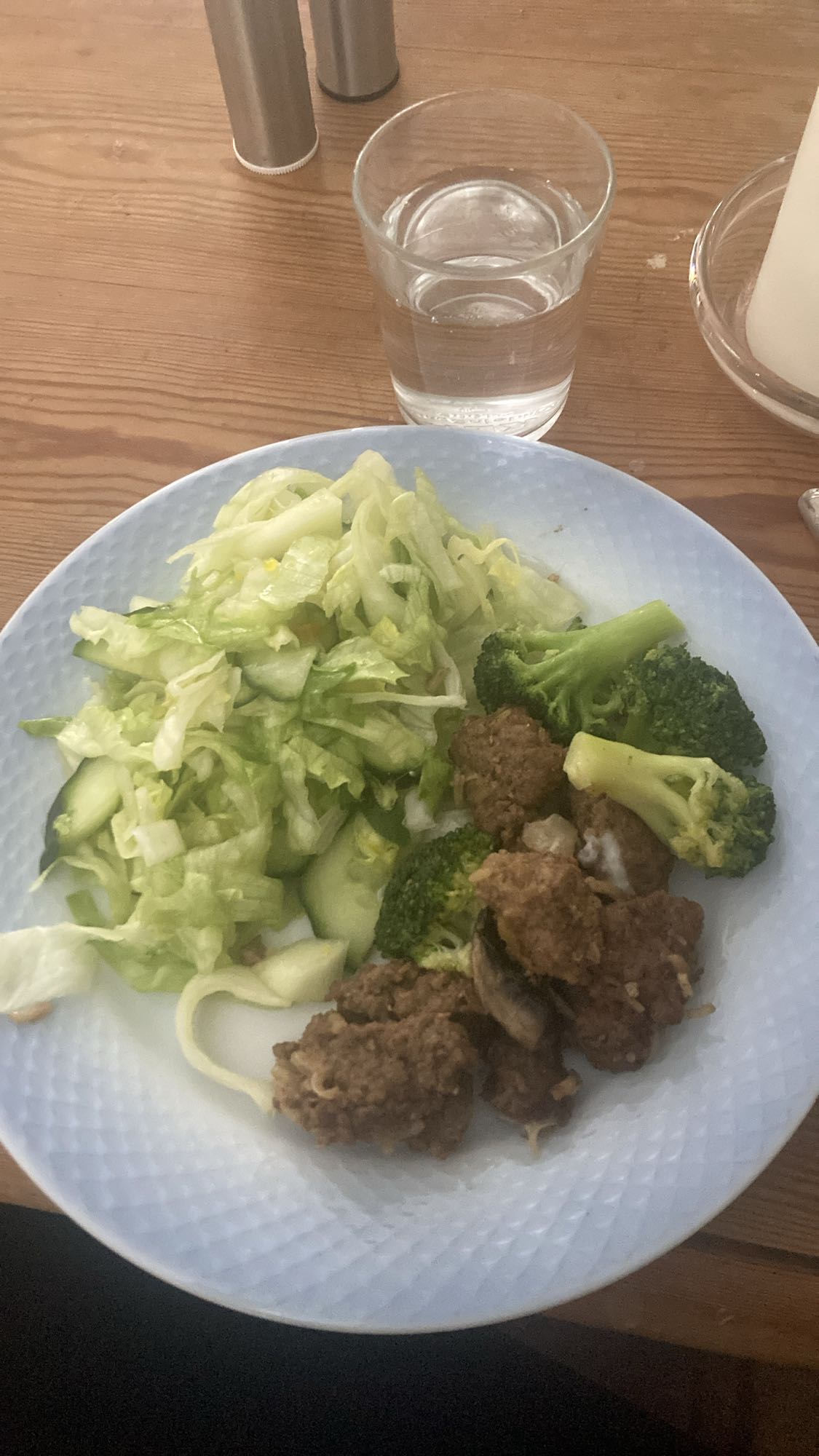 Köttbullar med sallad