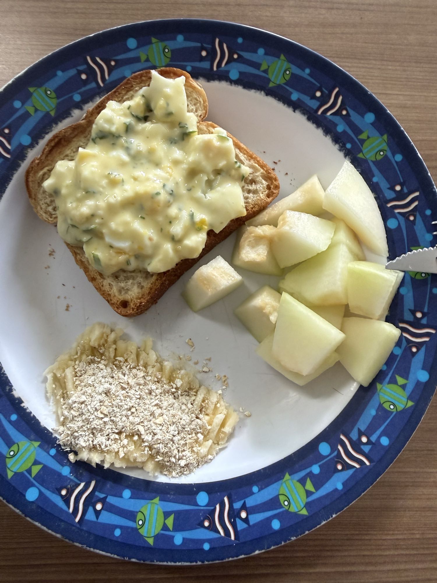 Torrada com ovo, frutas e aveia