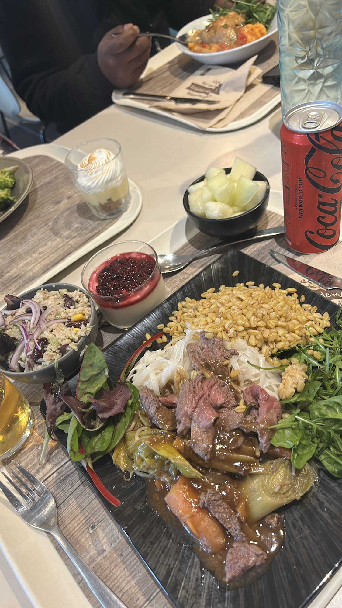 Assiette bœuf, salade, dessert