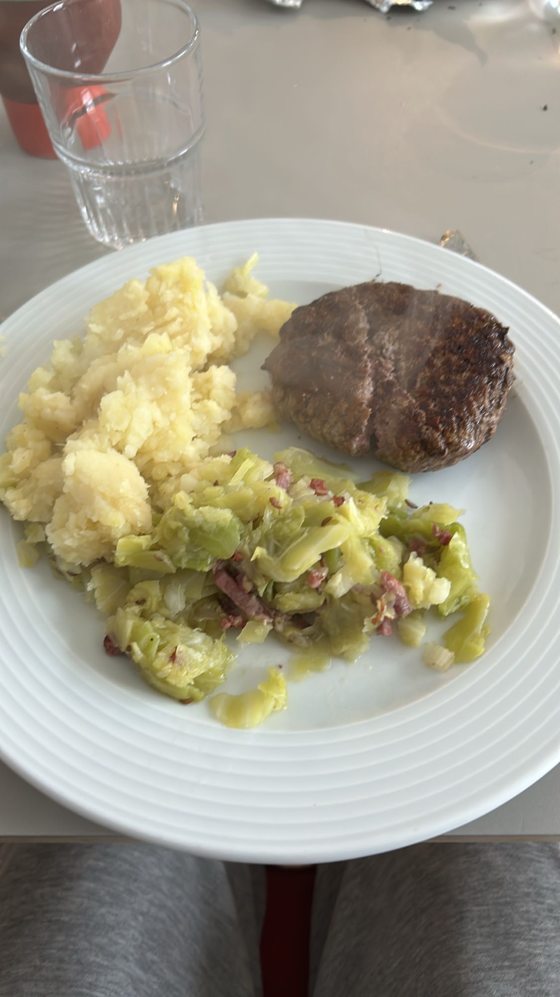 Steak, purée et chou