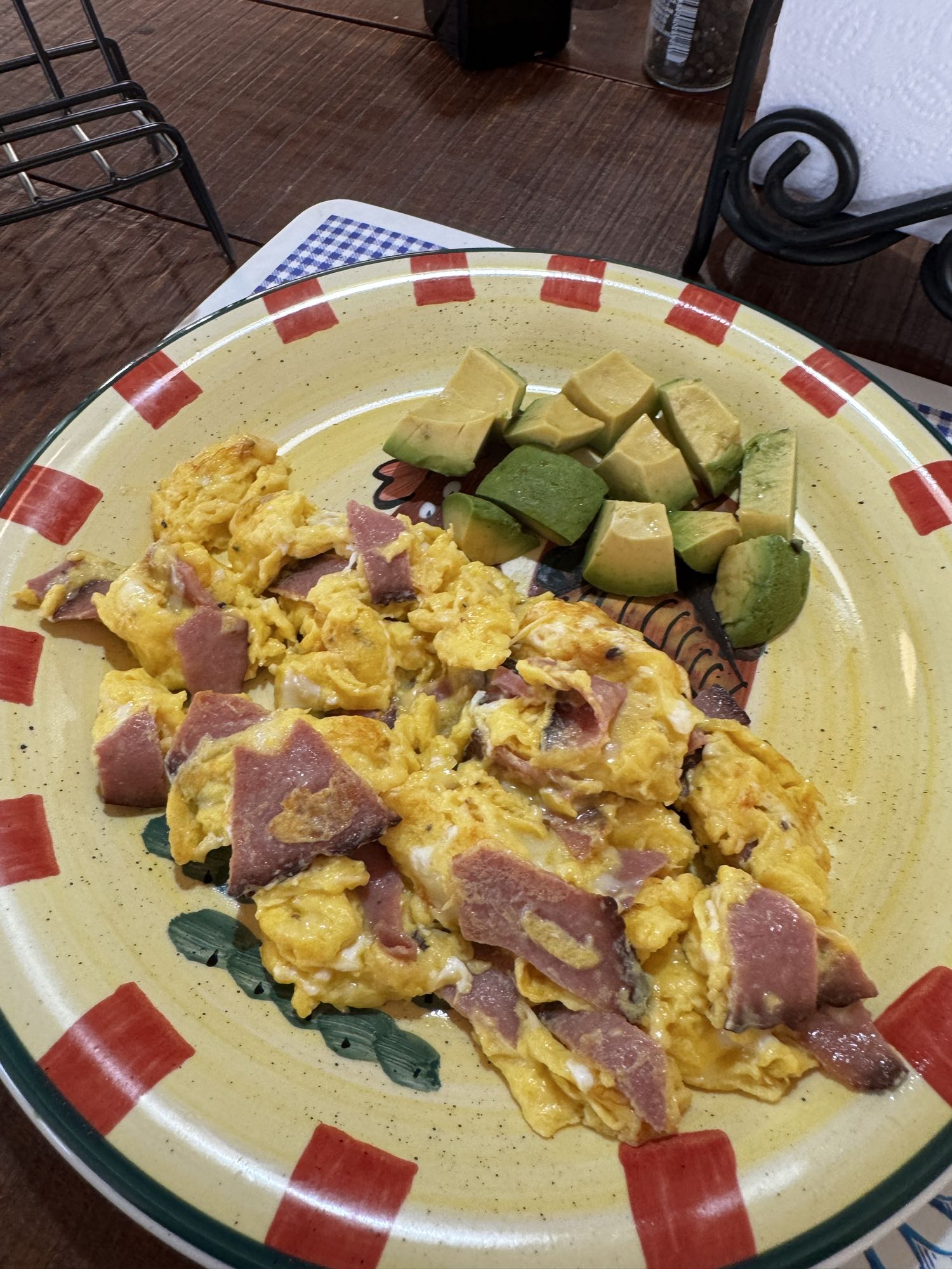 Huevos revueltos con jamón y aguacate