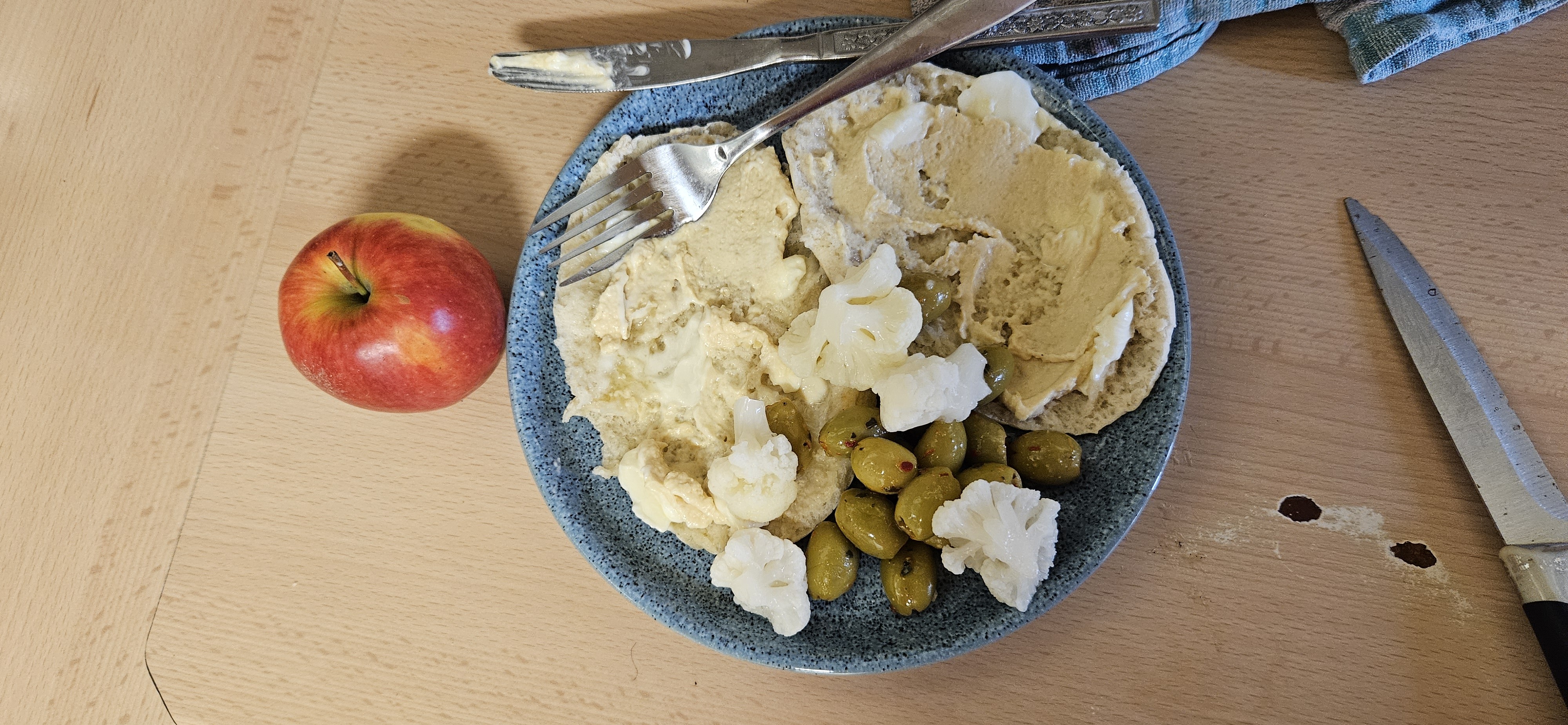 Hummus pita with apple