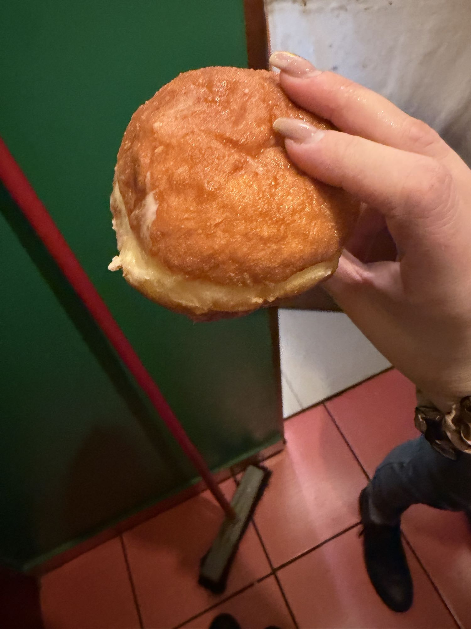 Domowy pączek z lukrem i kremem brulée