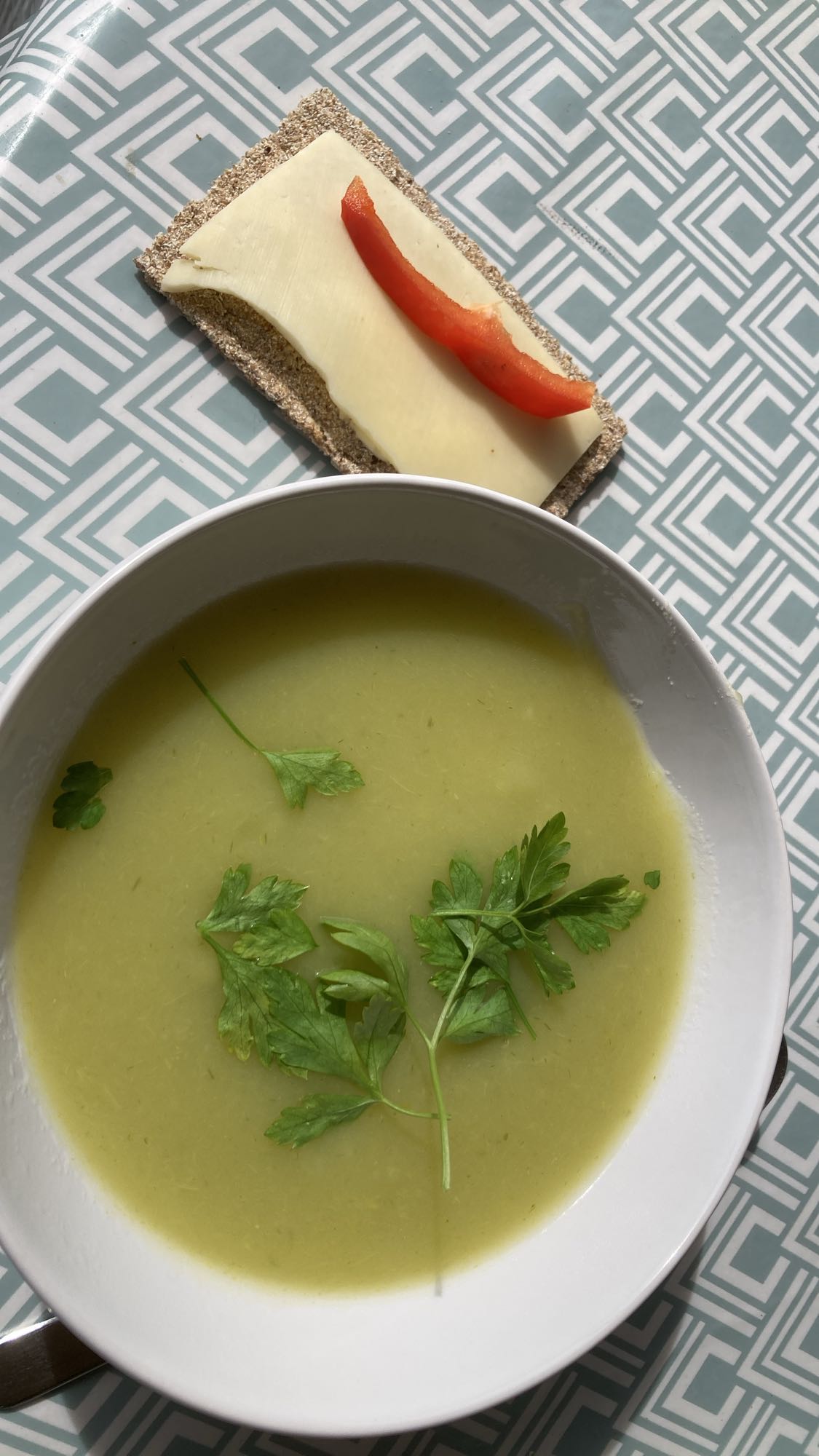 Grönsakssoppa med knäckebröd