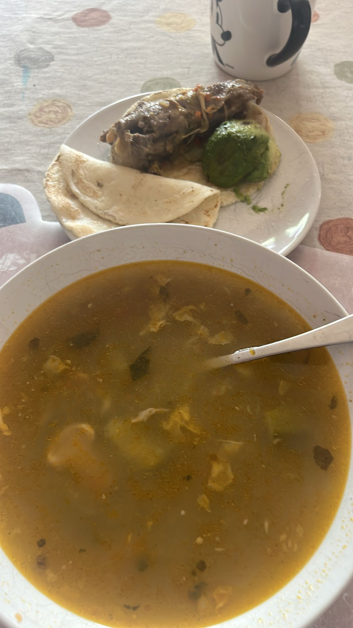 caldo de res con arepa, carne de ternera y aguacate