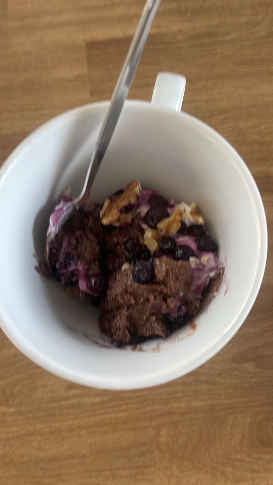 mug cake z kaszy gryczanej z owocami i skyrem